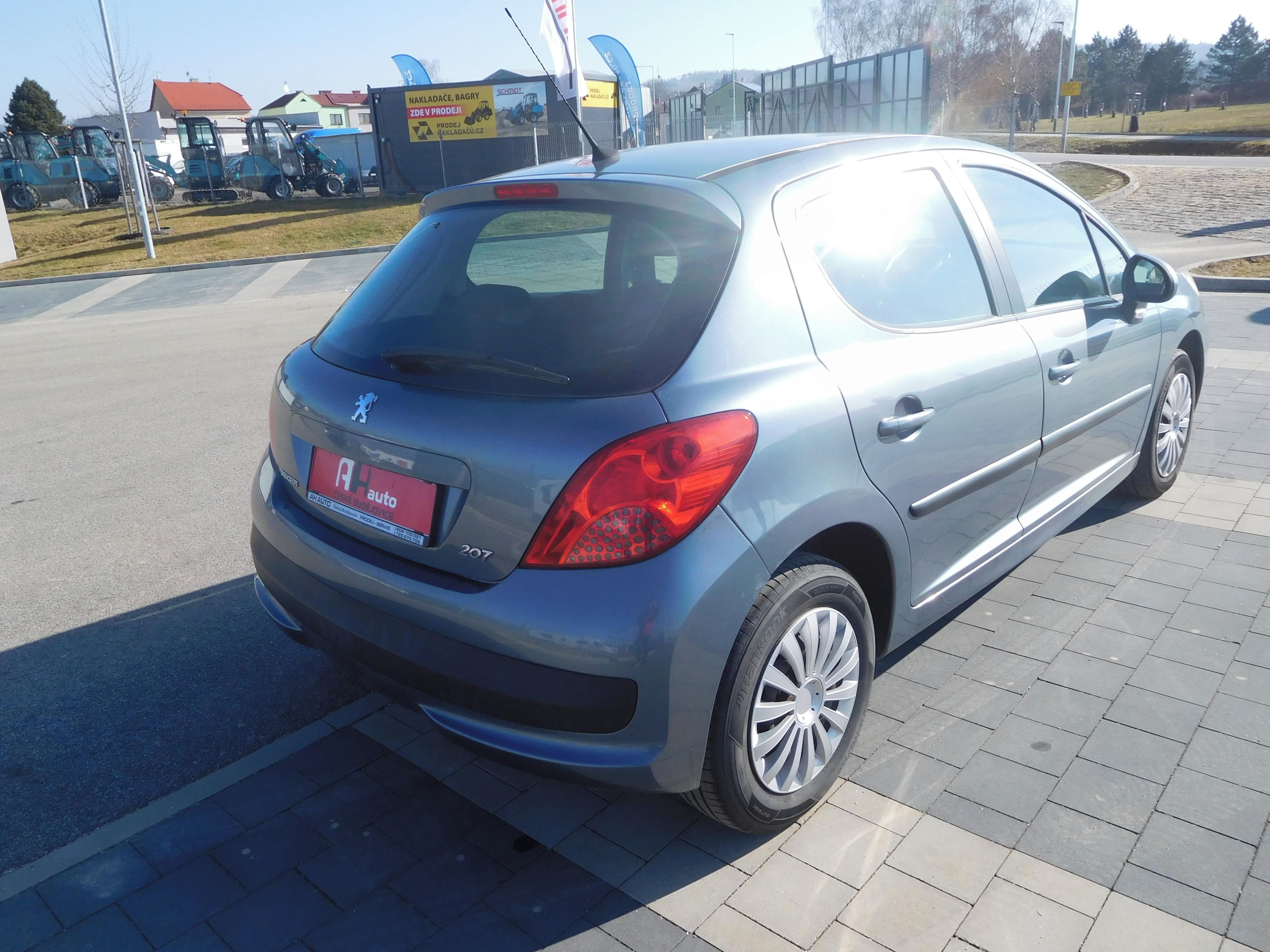 Peugeot 207, 1.4i Urban, 54 kW, Klima - fotka 3