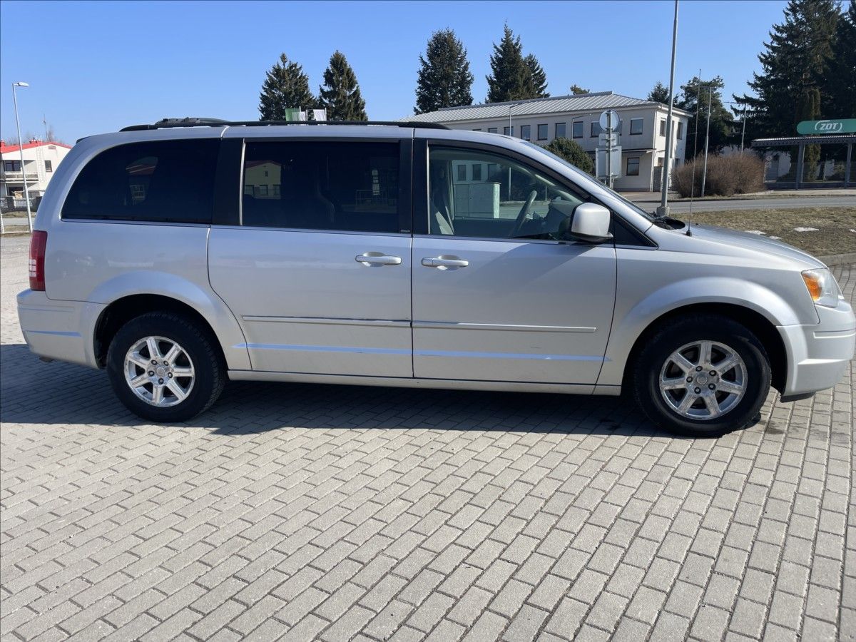 Chrysler Town & Country, 3,8 i V6 RT LPG Automat 7míst - fotka 5