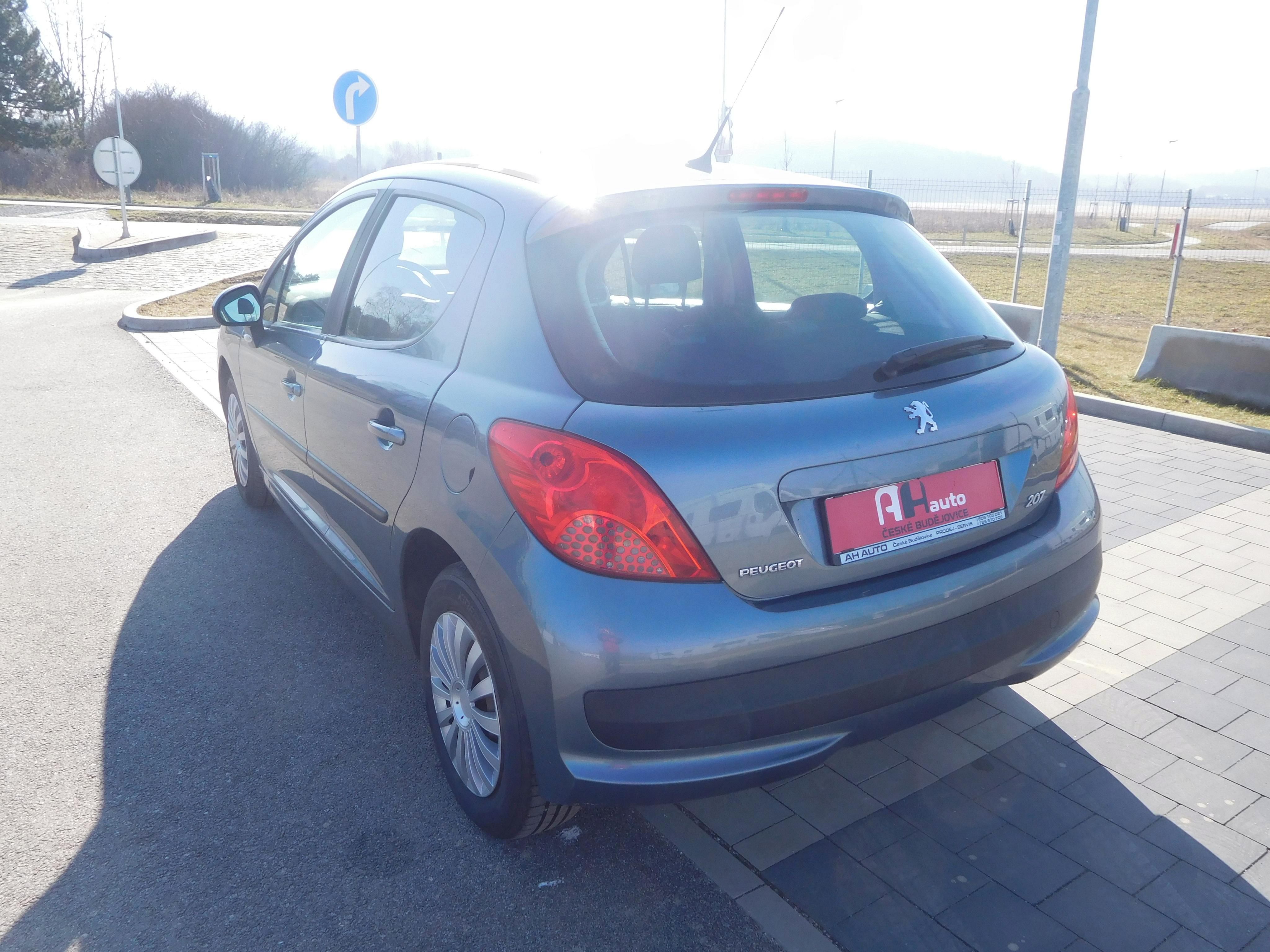 Peugeot 207, 1.4i Urban, 54 kW, Klima - fotka 4