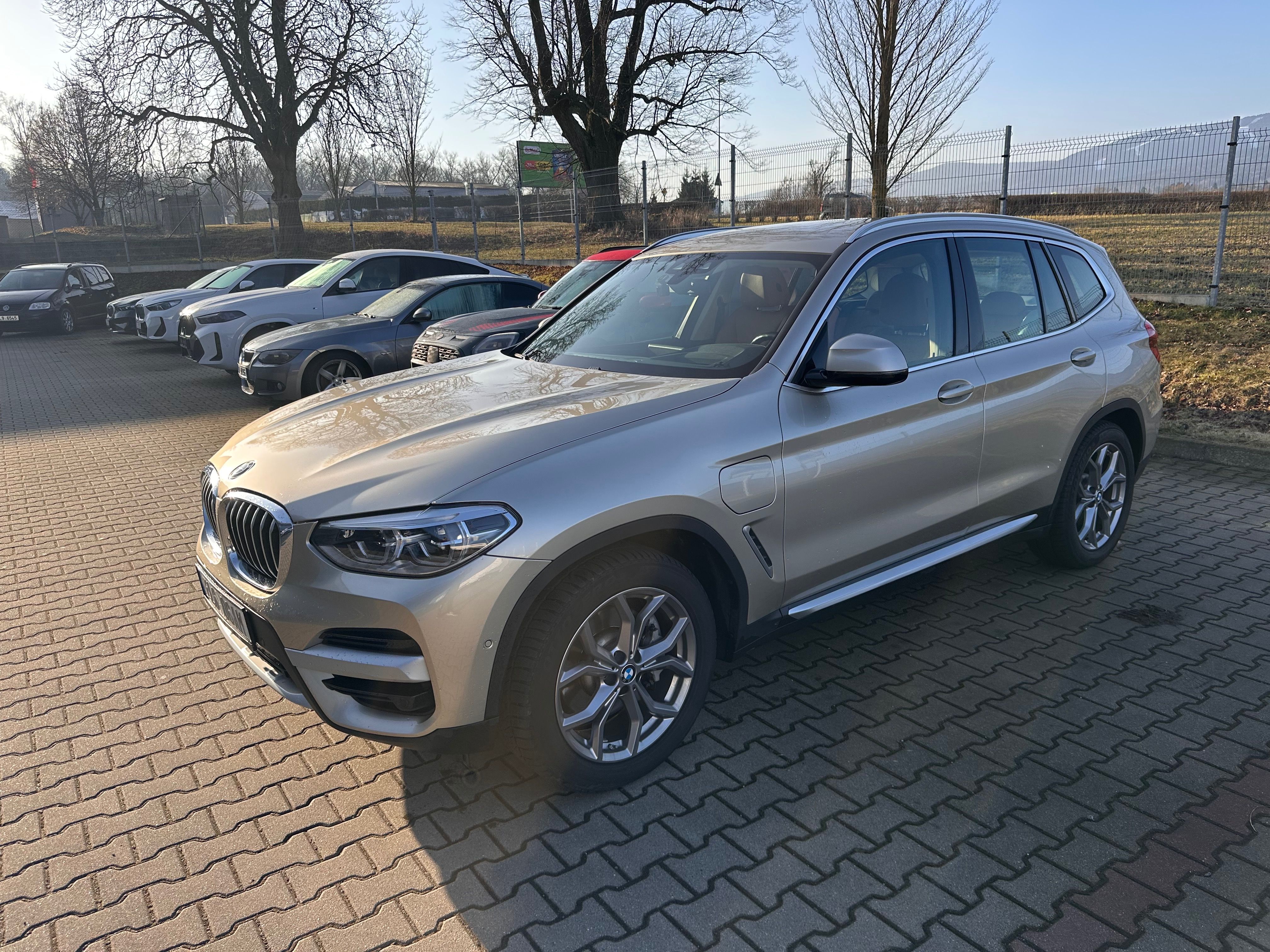 BMW X3, xDrive30e, nez. Topeni, tazne