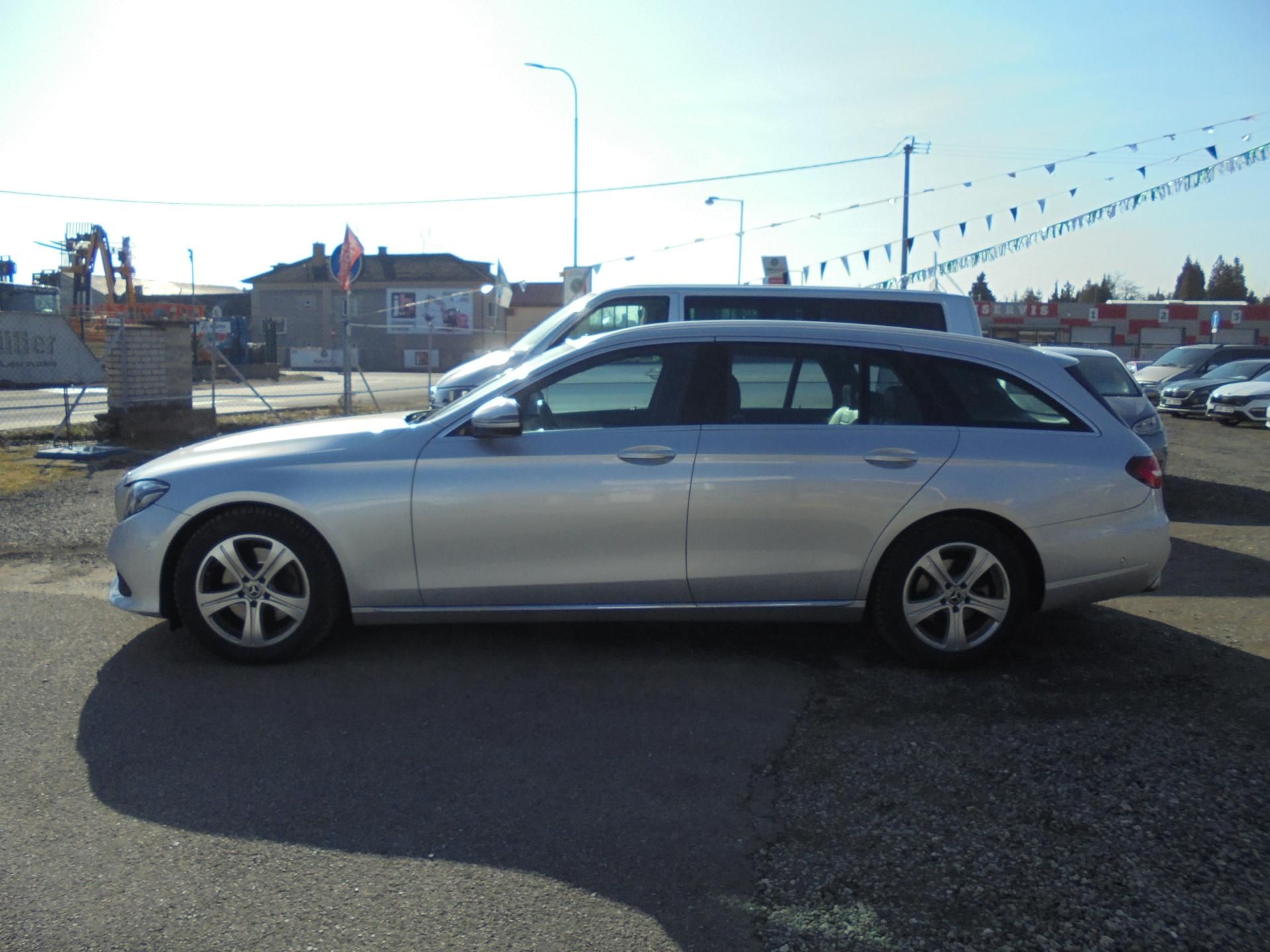 Mercedes-Benz Třídy E, 220D - 4MATIC - SUPER VÝBAVA - fotka 4