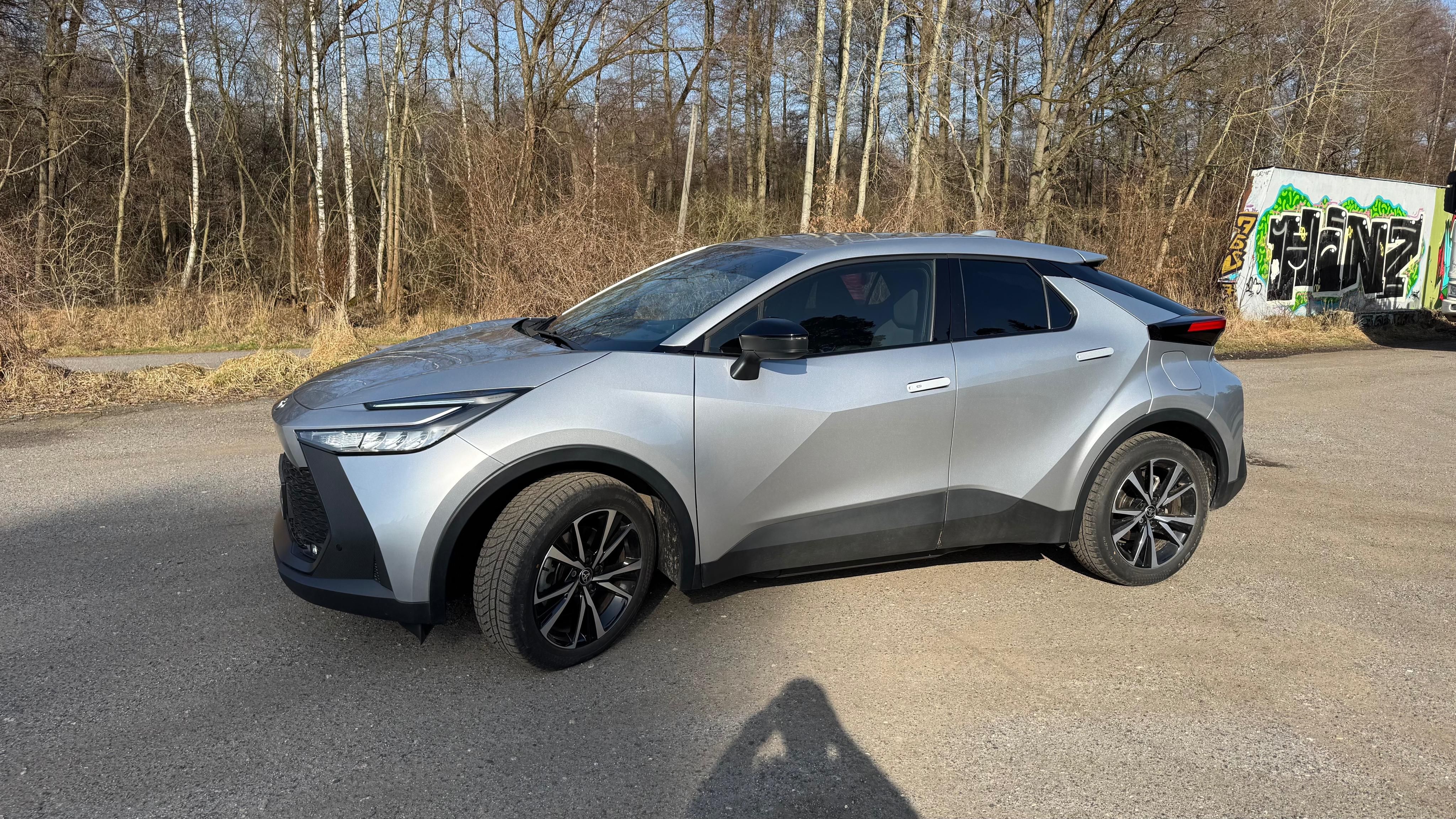 Toyota C-HR, 2.0l plug-in hybrid 223koni - fotka 4