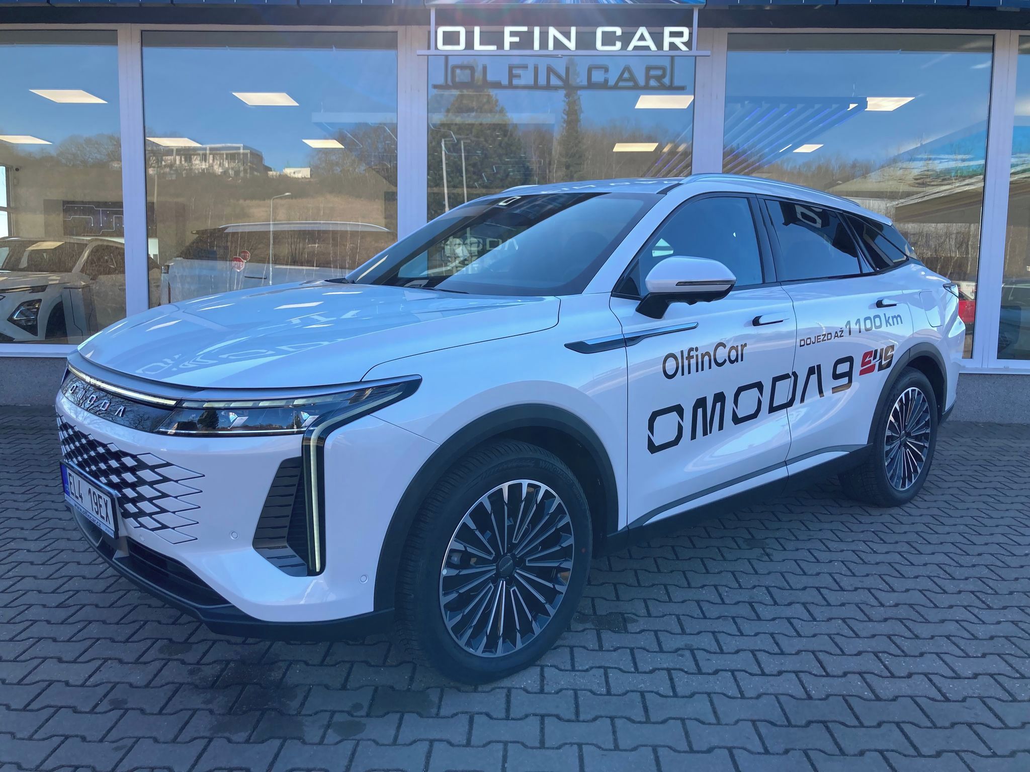 Omoda 9, Premium