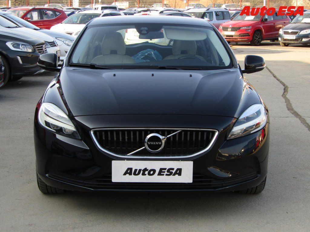 Volvo V40, 2.0 D2,AC,LED,kůže - fotka 2