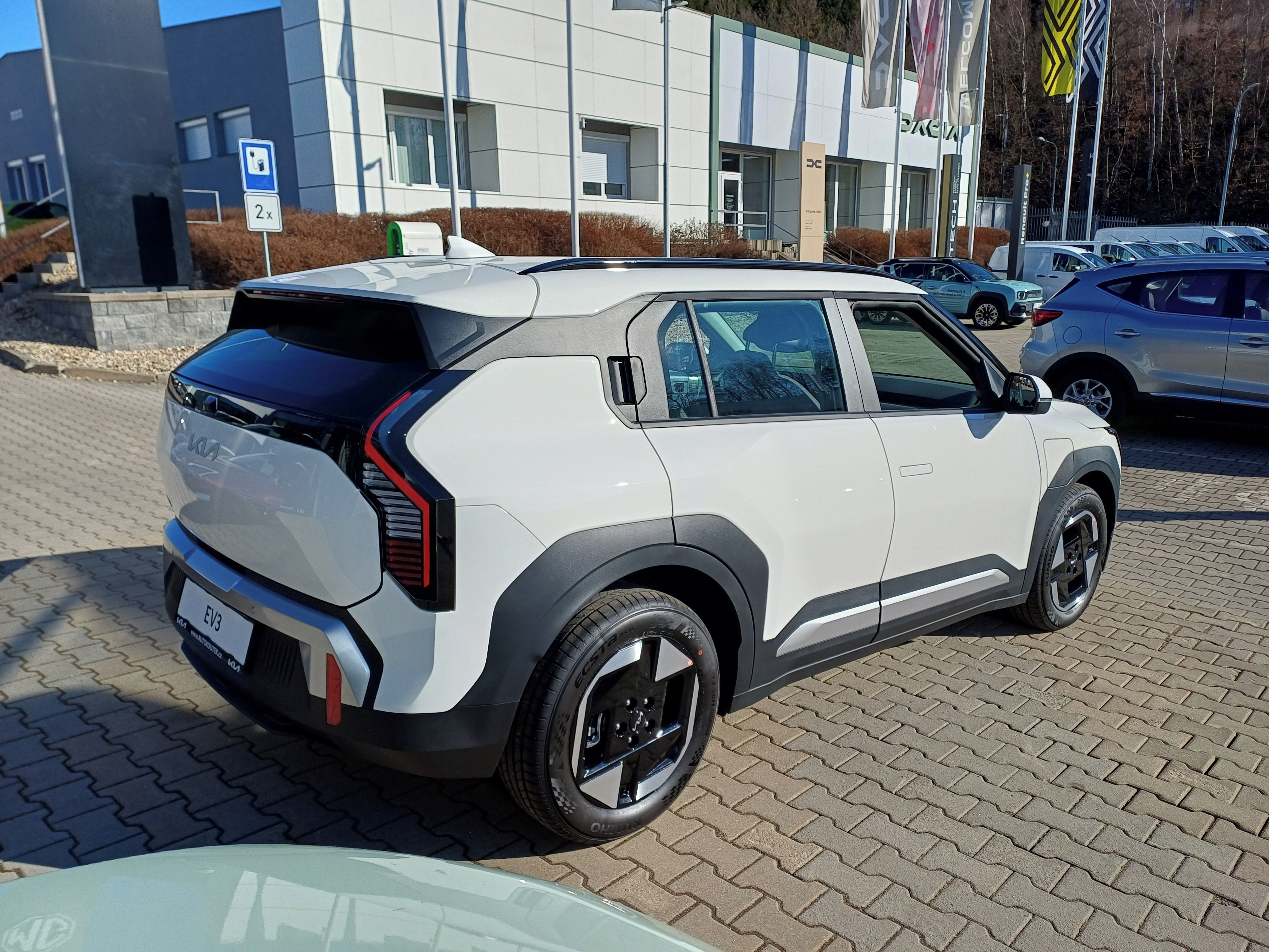 Kia EV3, 4x2 AIR + PAKET HEAT - fotka 5