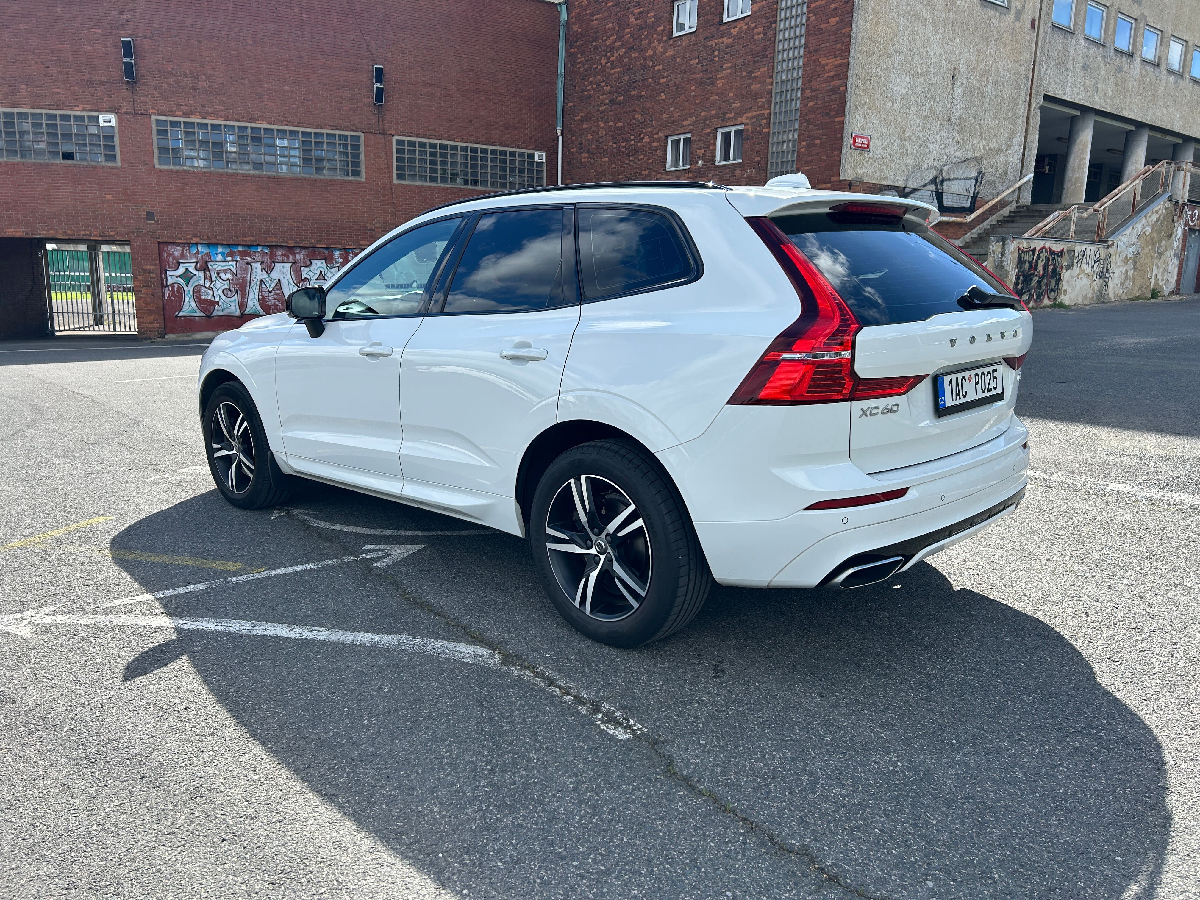 Volvo XC60, D4,R-design,nez. topení, tažné - fotka 4