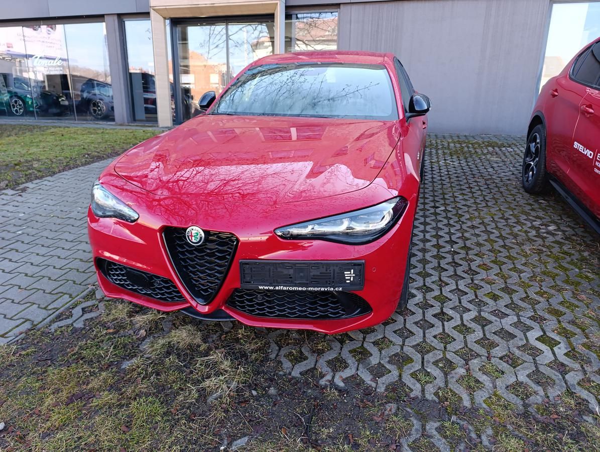Alfa Romeo Giulia, Veloce 2,0 Turbo 280k AWD - fotka 2