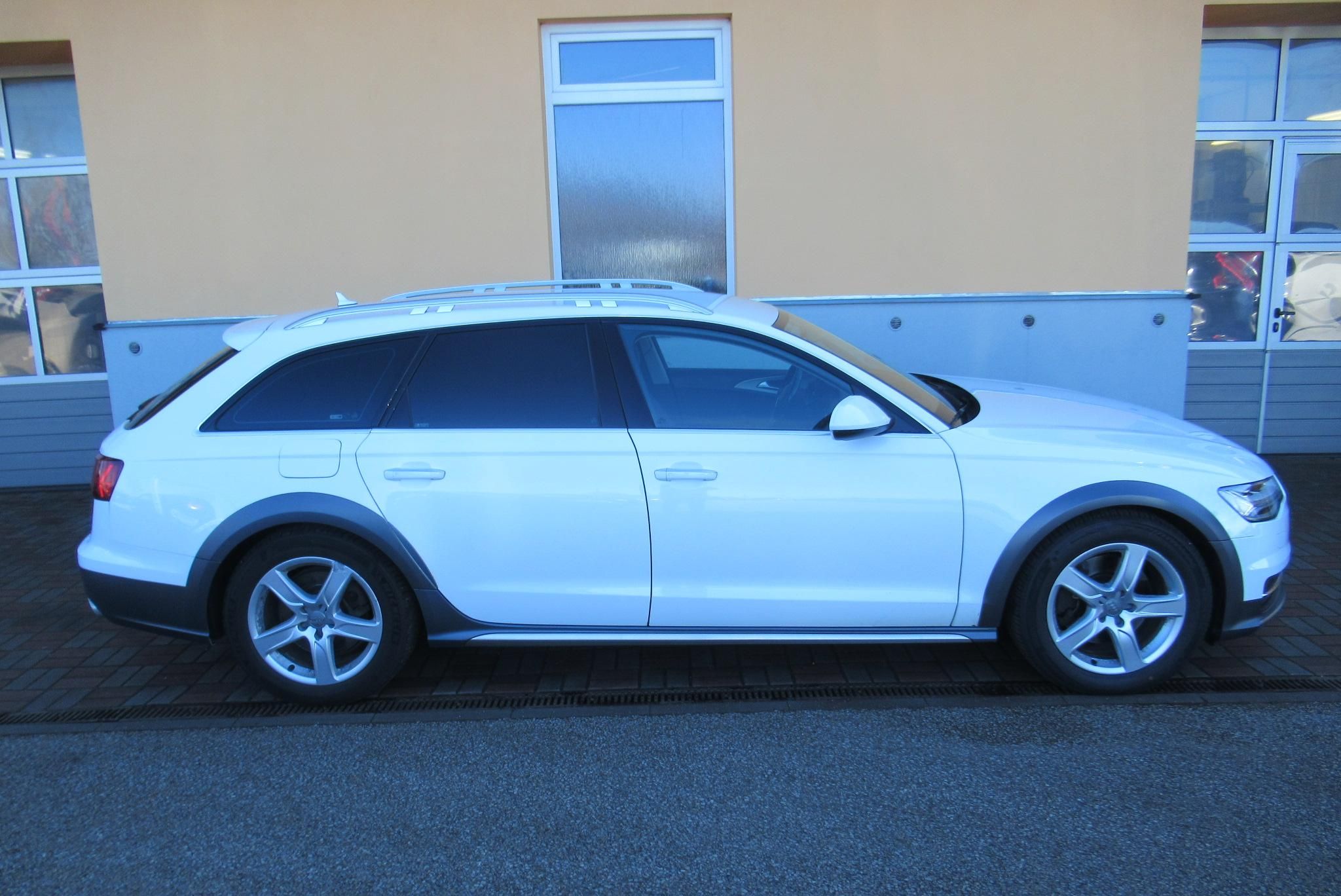 Audi A6 allroad, 3.0 TDI QUATTRO NAVI TAŽNÉ - fotka 3