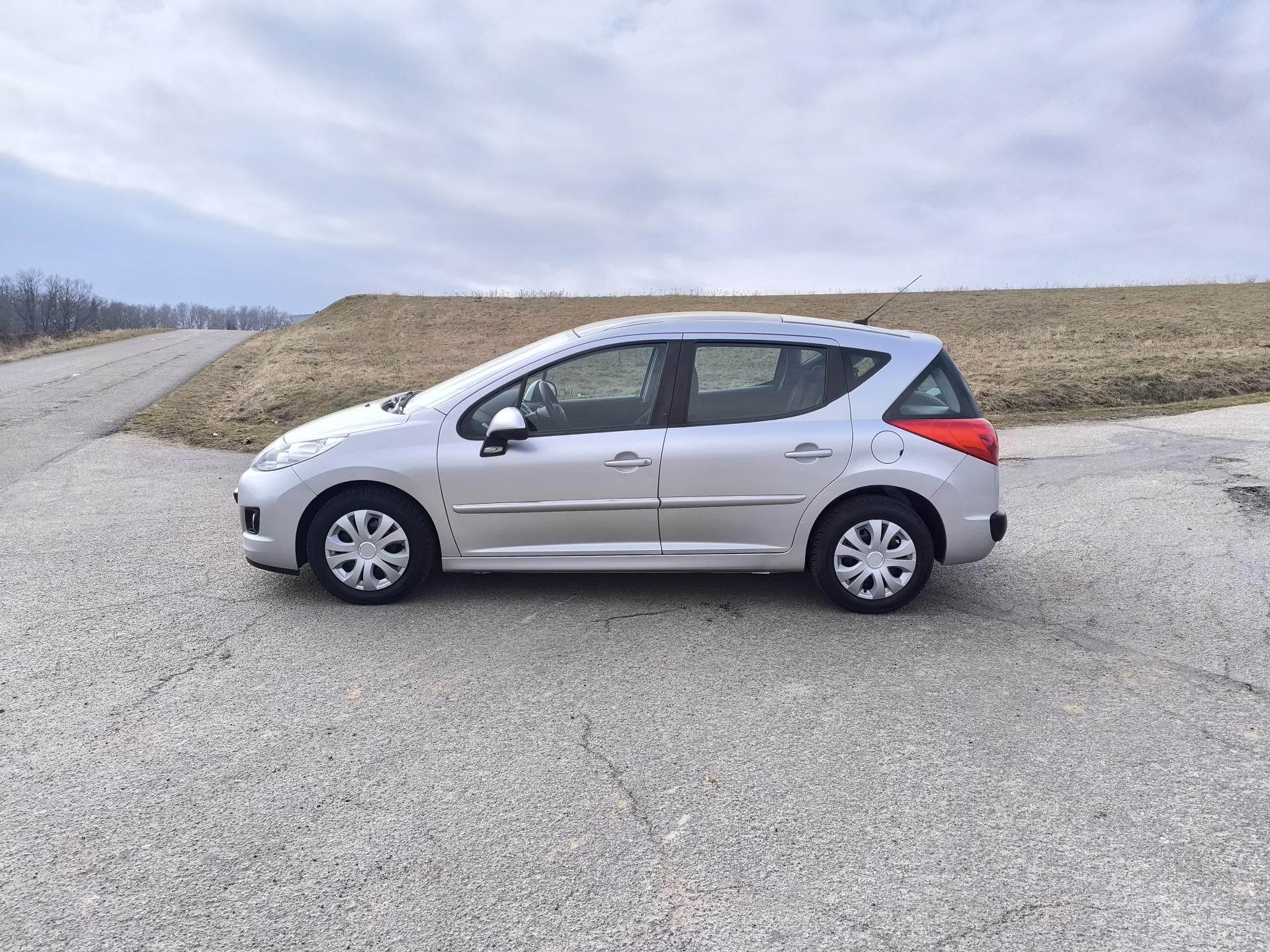 Peugeot 207, 1.4  1.MAJITEL, DOLOŽENÉ KM - fotka 4