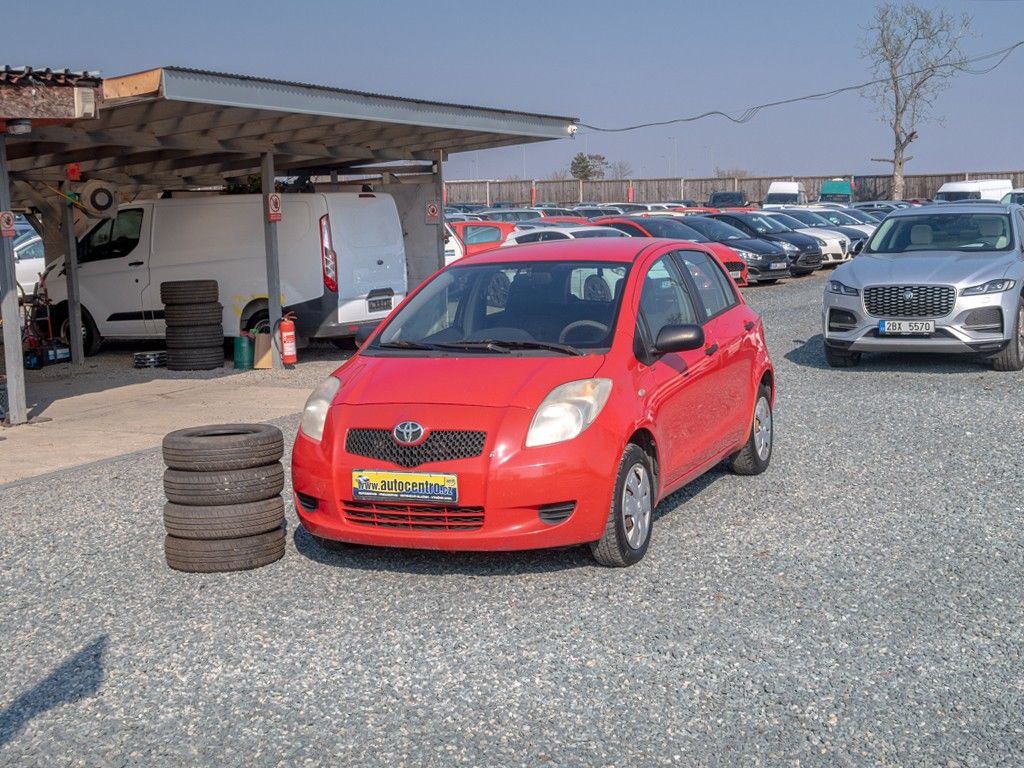 Toyota Yaris, ČR 1.0i 51KW AC – 2x PNEU