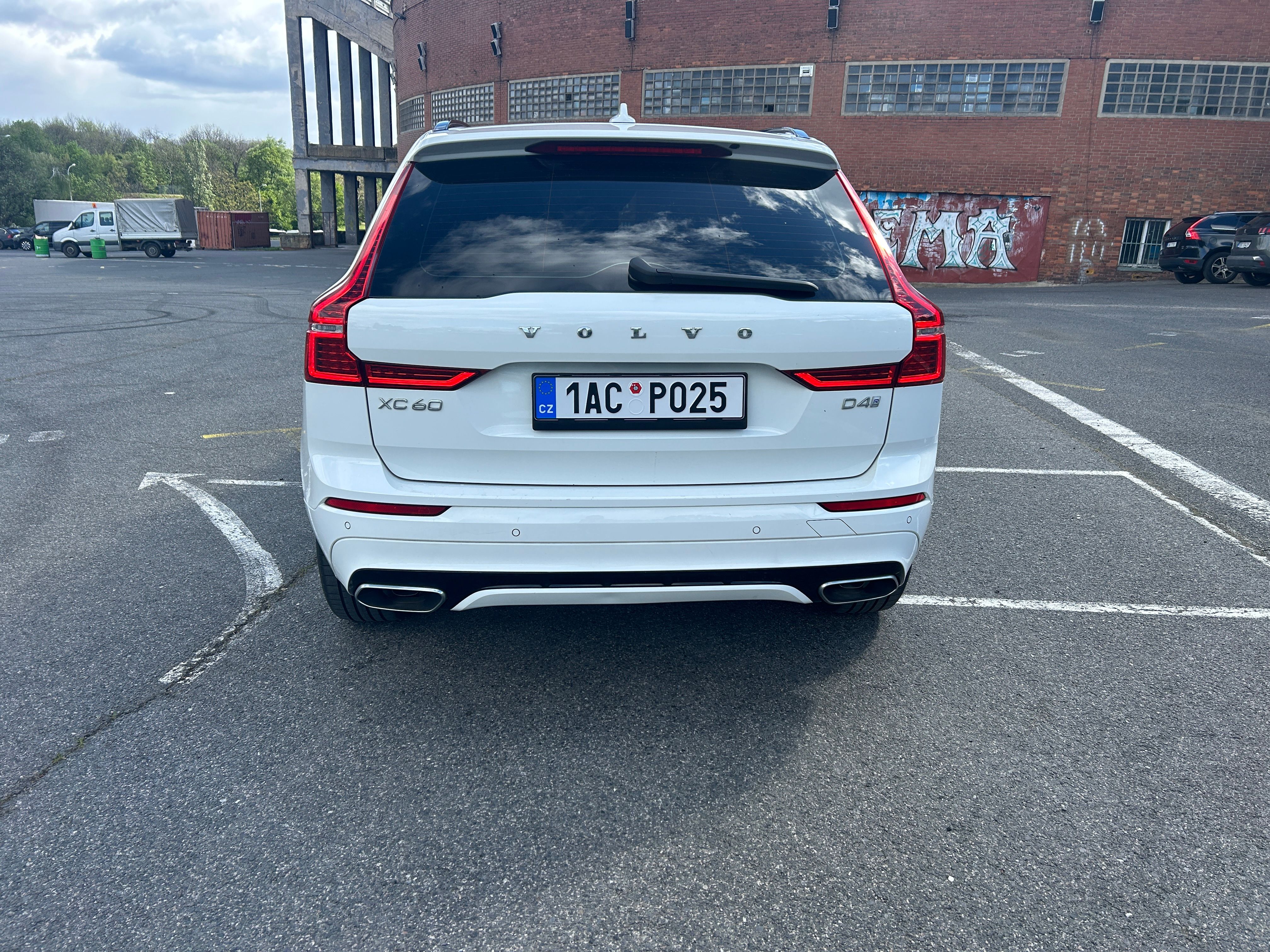 Volvo XC60, D4,R-design,nez. topení, tažné - fotka 5