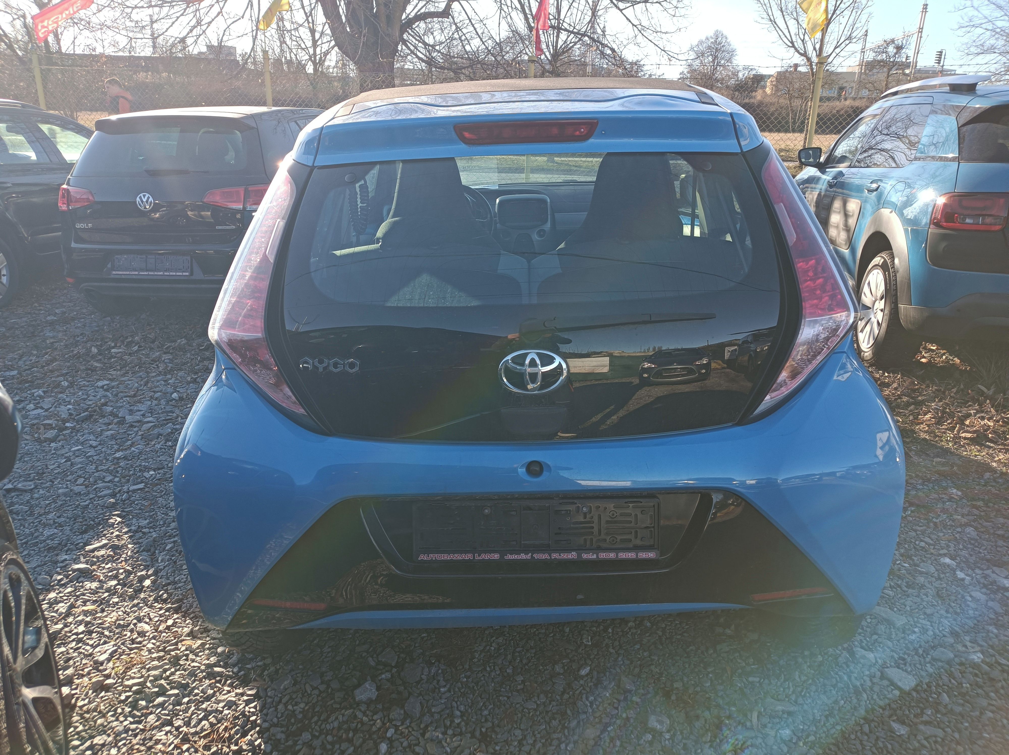 Toyota Aygo, 1.0-51kw,otevřená střecha,r.18 - fotka 6