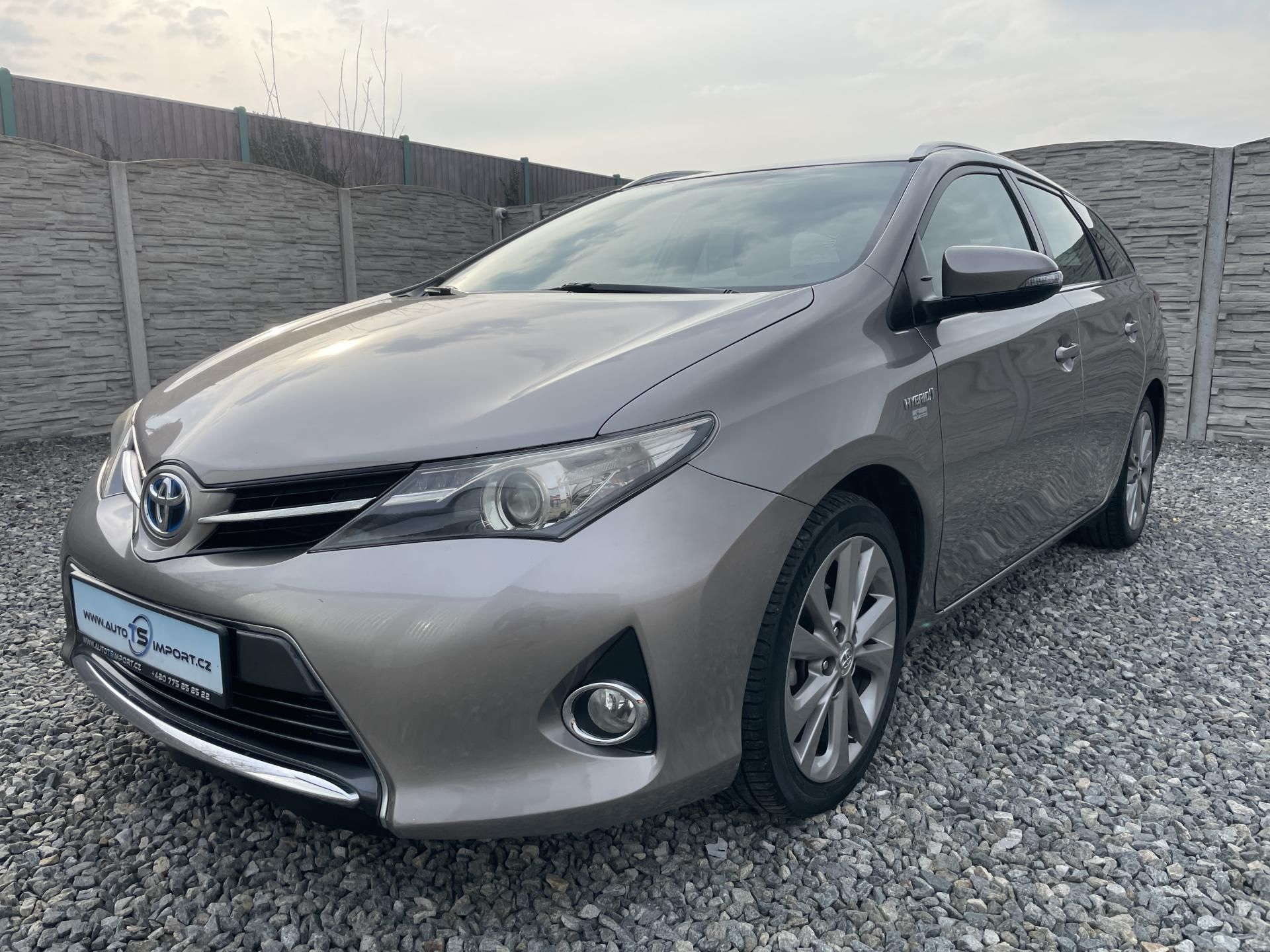 Toyota Auris, 1.8i 16v HYBRID AUT NAVI CAM!! - fotka 2