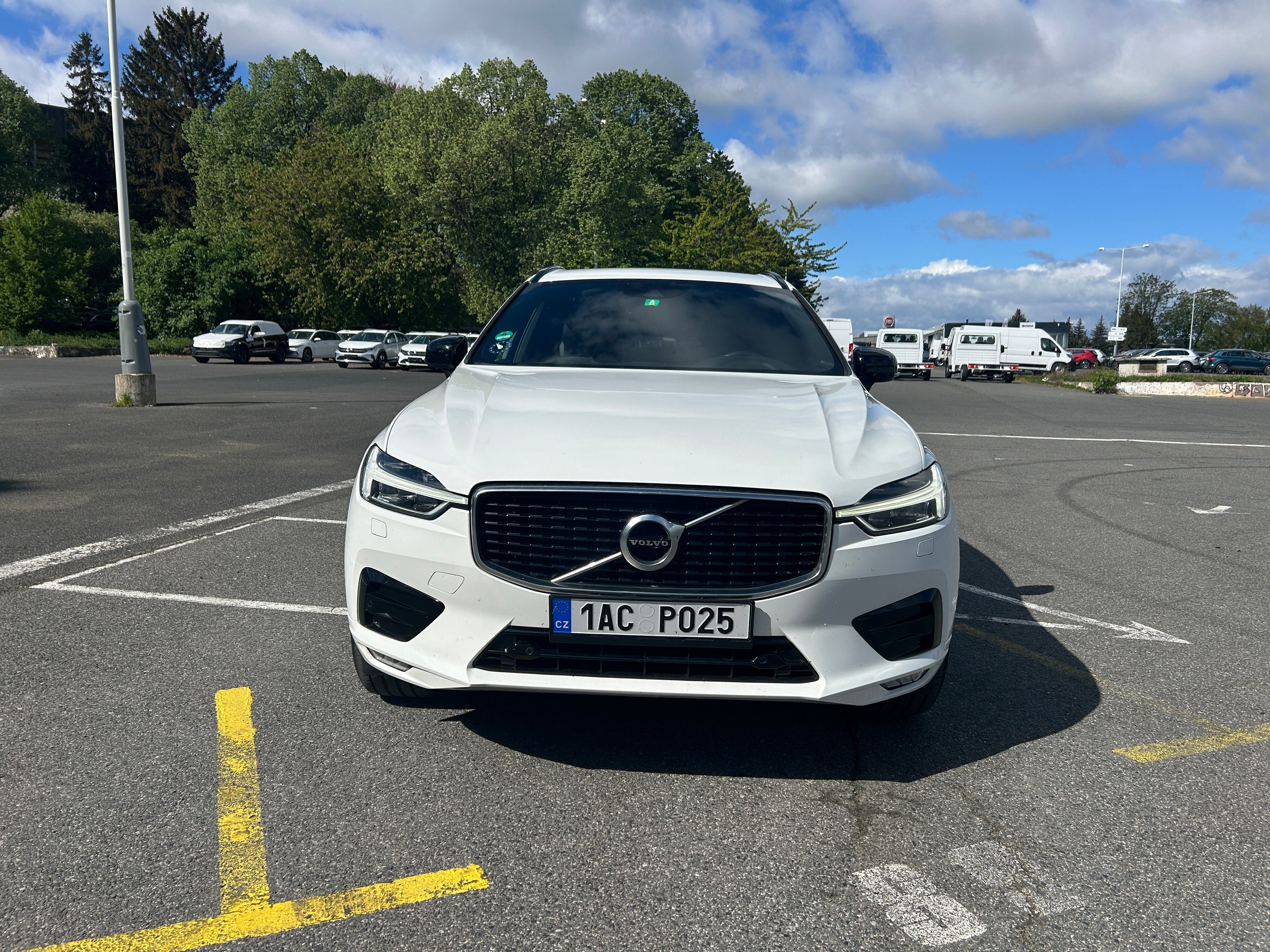 Volvo XC60, D4,R-design,nez. topení, tažné - fotka 2