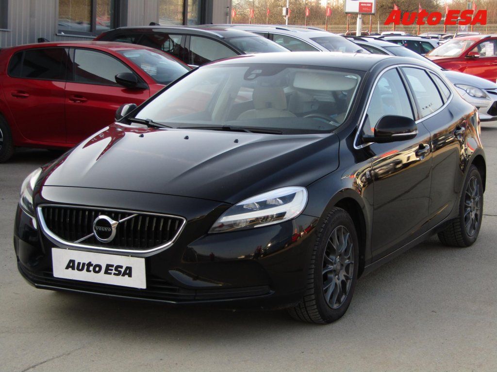 Volvo V40, 2.0 D2,AC,LED,kůže - fotka 3