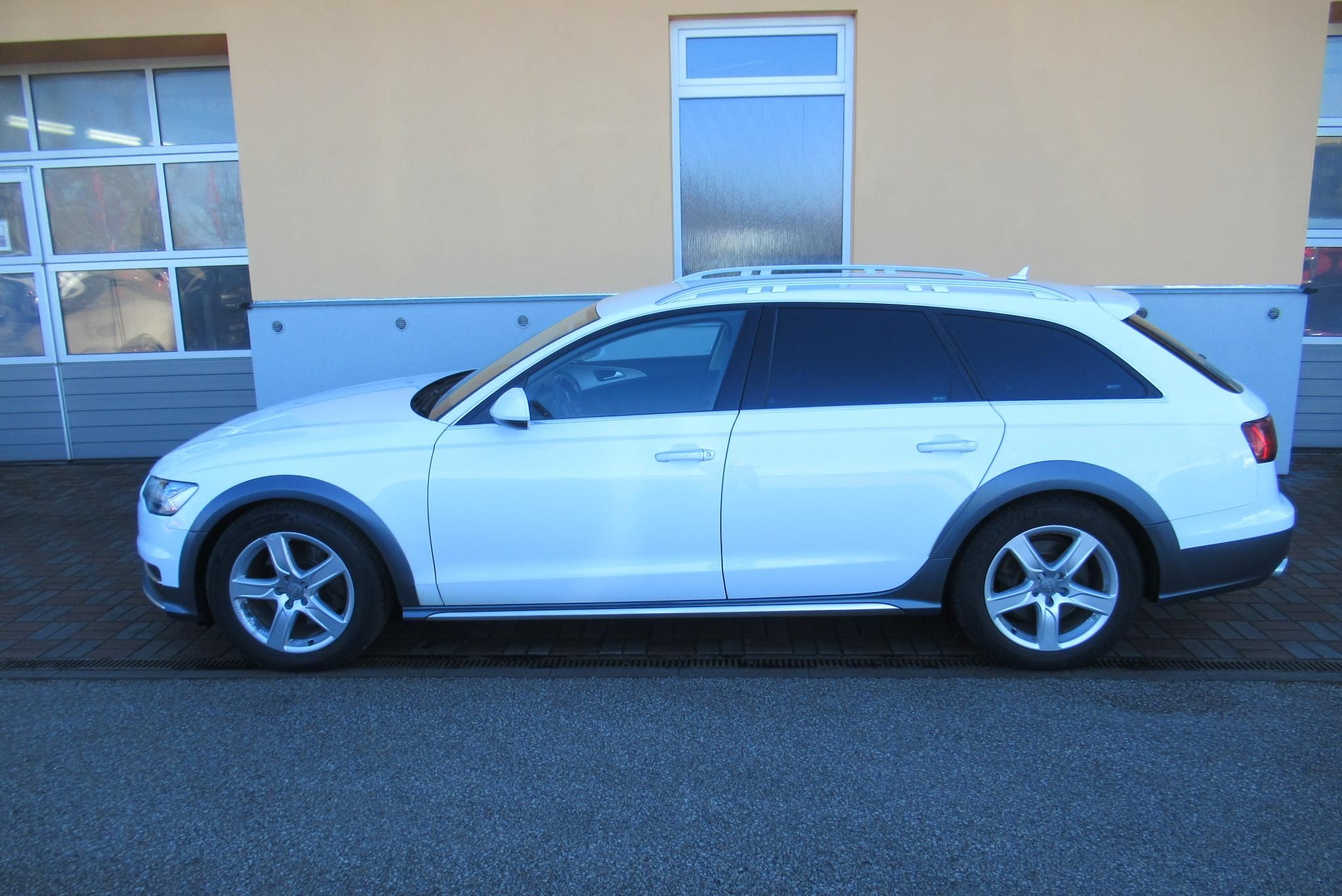 Audi A6 allroad, 3.0 TDI QUATTRO NAVI TAŽNÉ - fotka 6