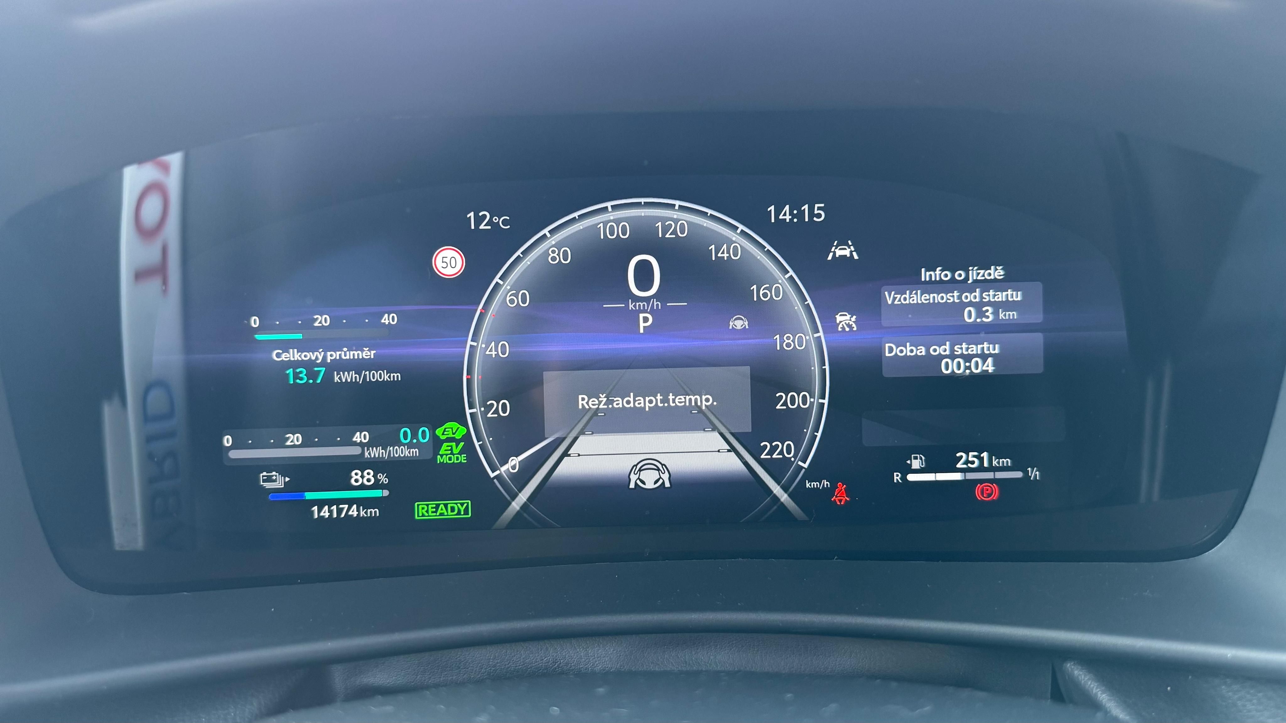 Toyota C-HR, 2.0l plug-in hybrid 223koni - fotka 6