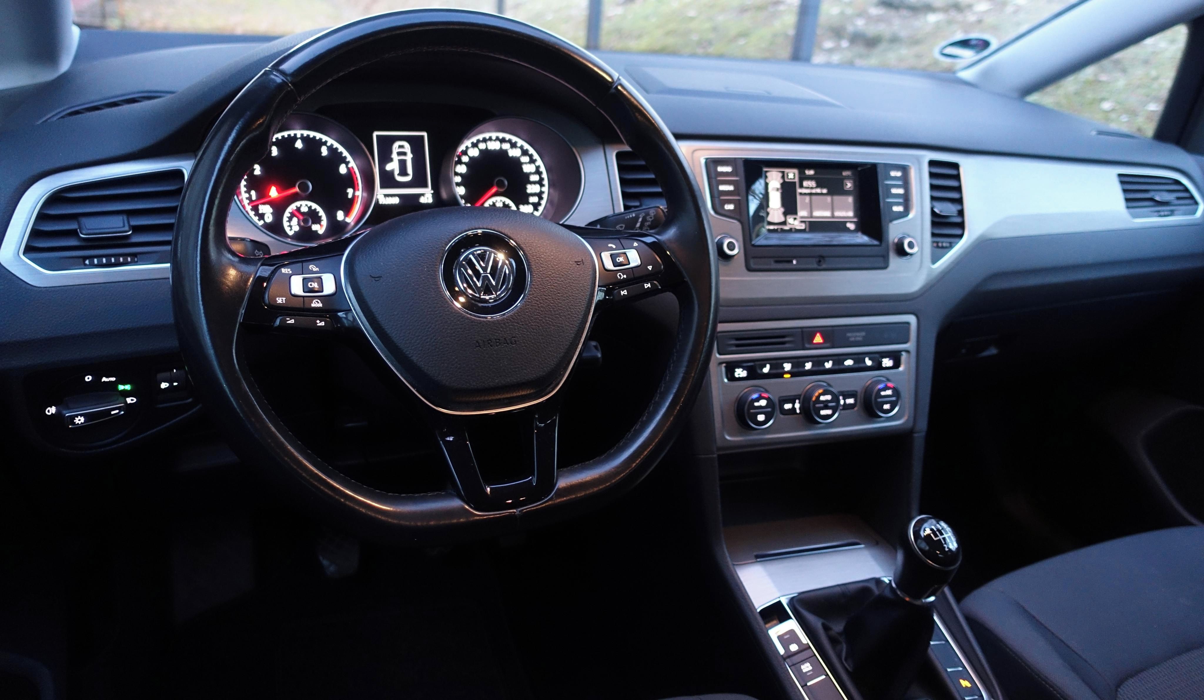 Volkswagen Golf Sportsvan, 1.2 81kw servis VW moc pěkný - fotka 6