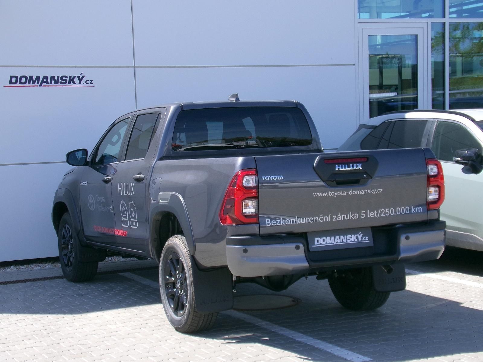 Toyota Hilux, DOUBLE CAB 2,8D INVINCIBLE 4x4 - fotka 4