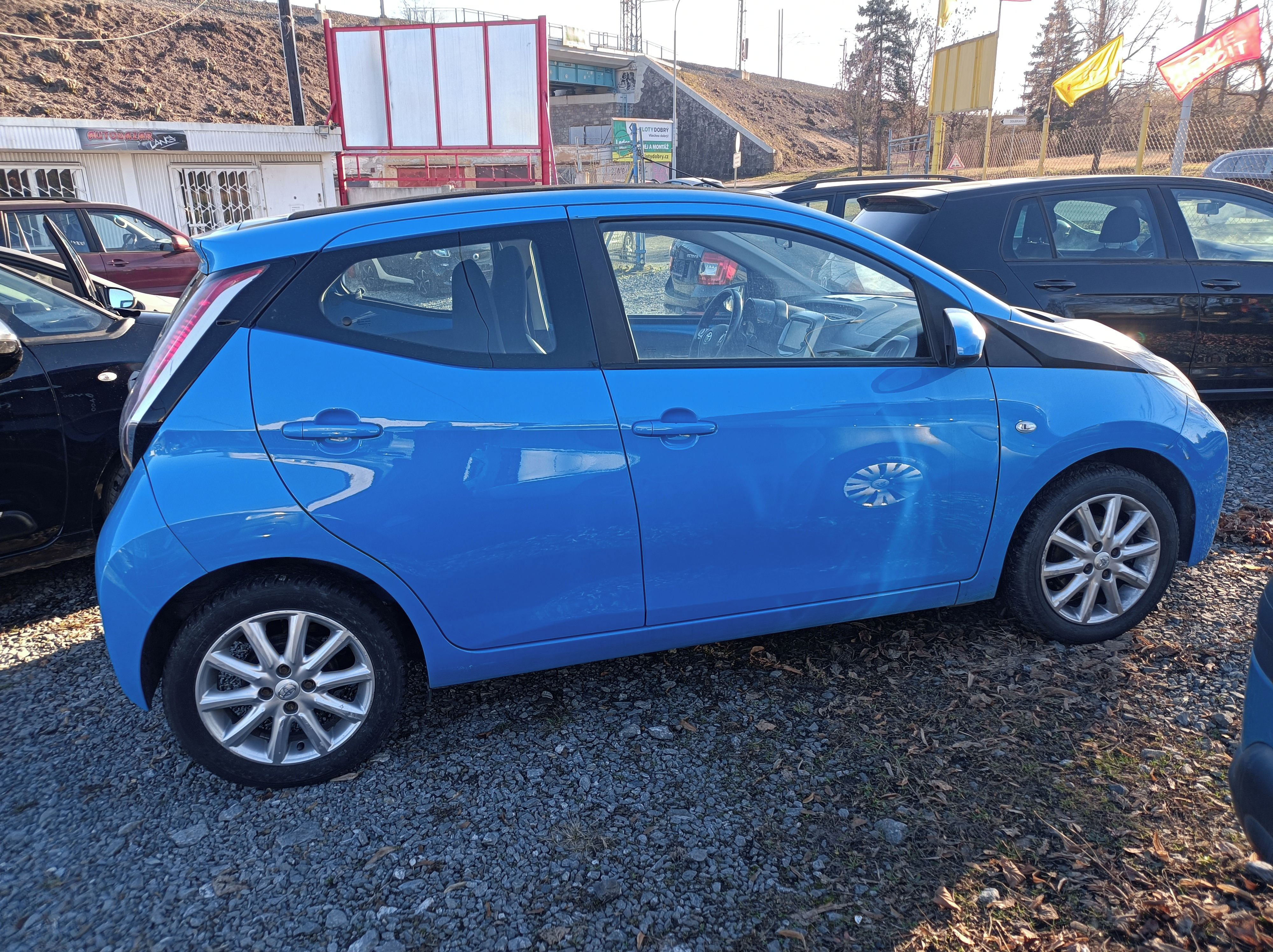 Toyota Aygo, 1.0-51kw,otevřená střecha,r.18 - fotka 5