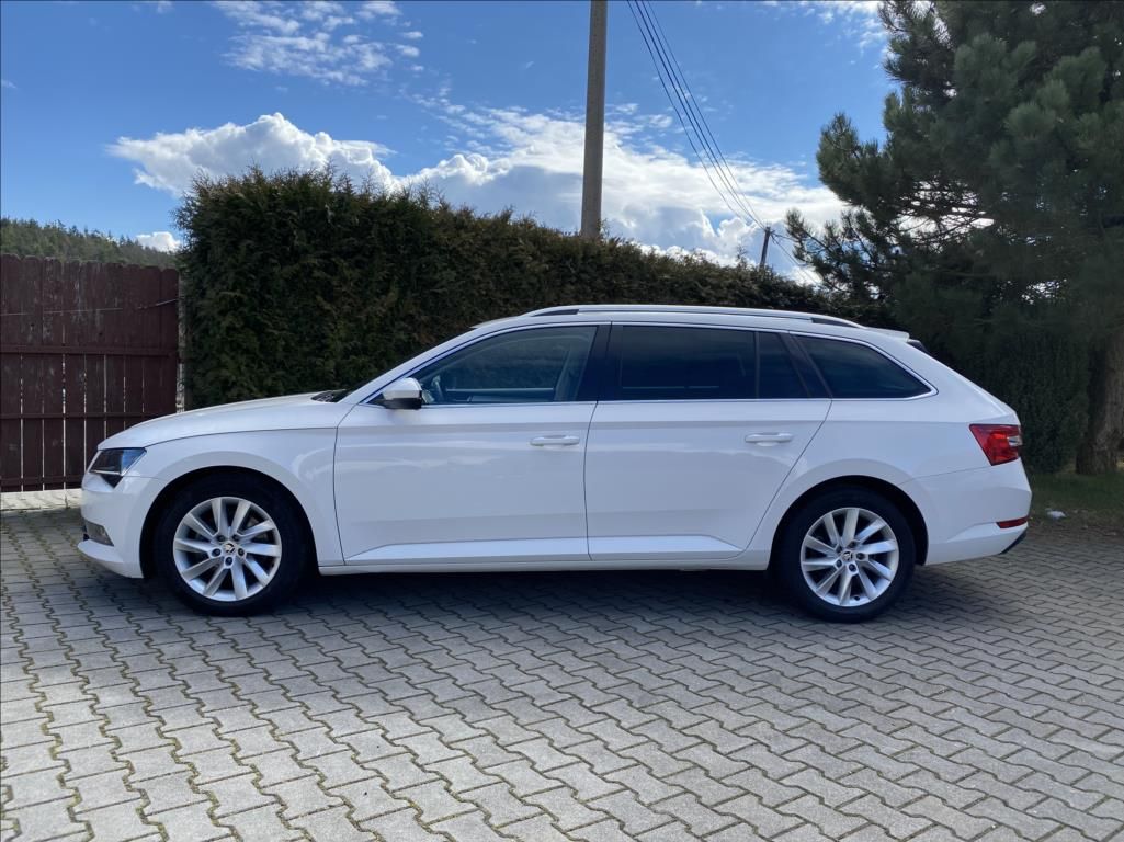 Škoda Superb, 2,0 TDi  Executive / DSG / NAV - fotka 2
