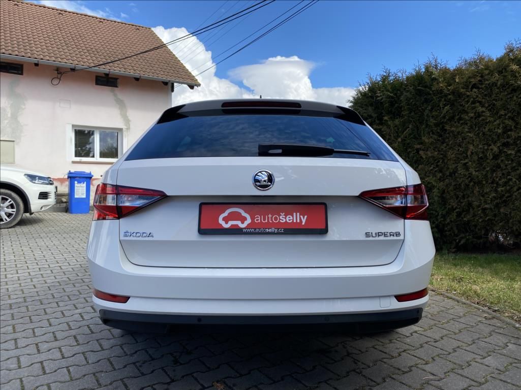 Škoda Superb, 2,0 TDi  Executive / DSG / NAV - fotka 5
