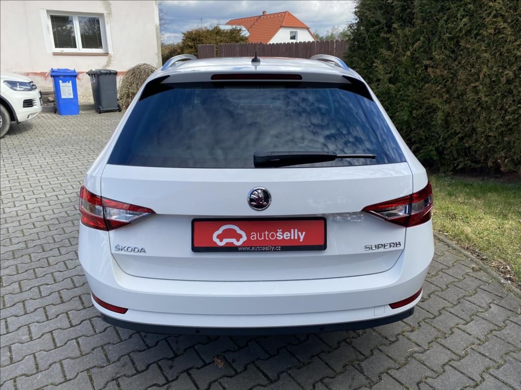 Škoda Superb, 2,0 TDi  Executive / DSG / NAV - fotka 4