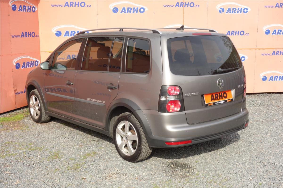 Volkswagen Touran, 2,0 TDi,SERV.KN.,CROSS,7 MÍST. - fotka 5