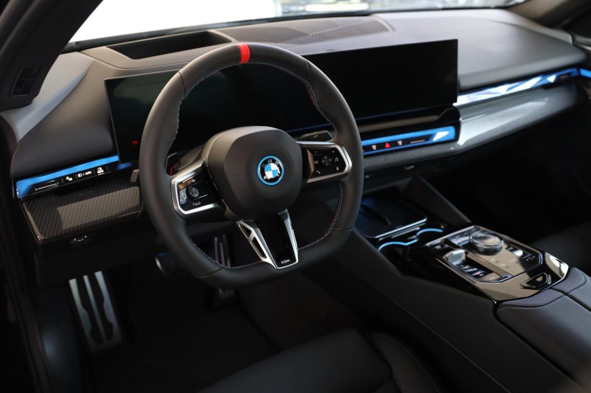 BMW i5, M60 xDrive sedan - fotka 2