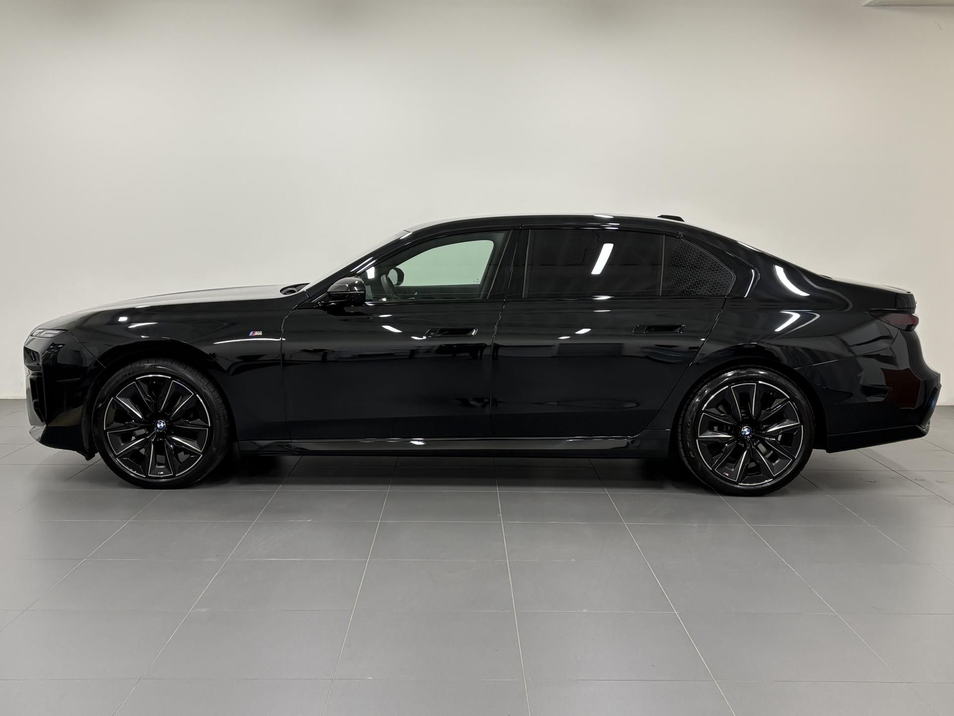 BMW Řada 7, 740d xDrive Sedan - fotka 3