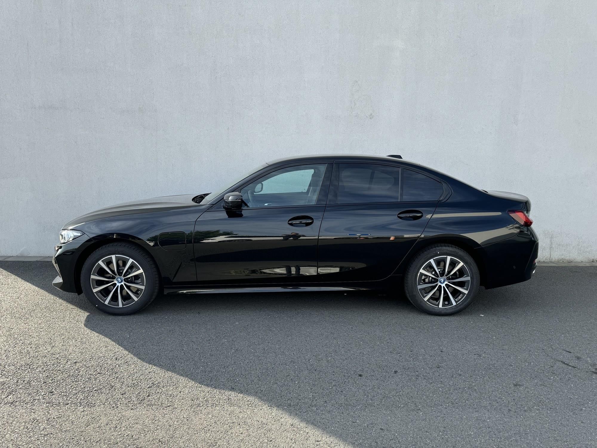 BMW Řada 3, 330e xDrive Sedan - fotka 5