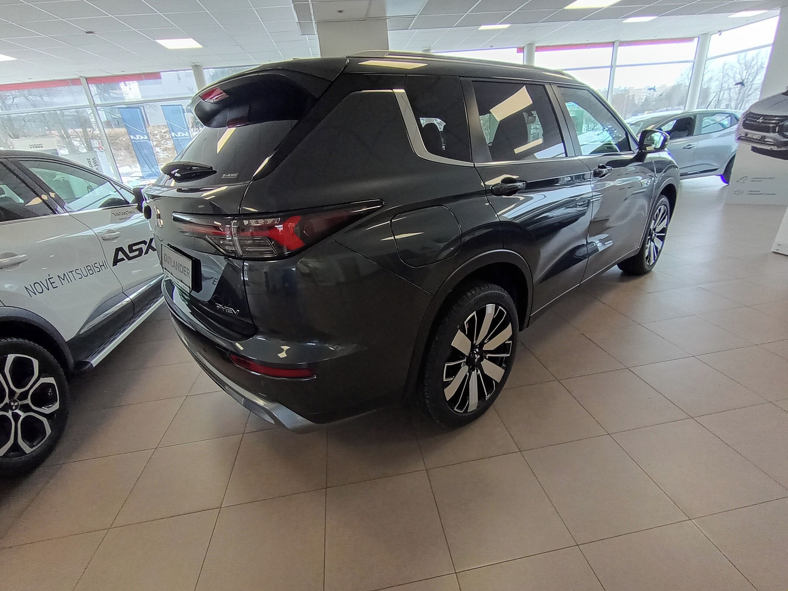 Mitsubishi Outlander, PHEV 2,4 INTENSE 225KW AUTOMAT - fotka 5