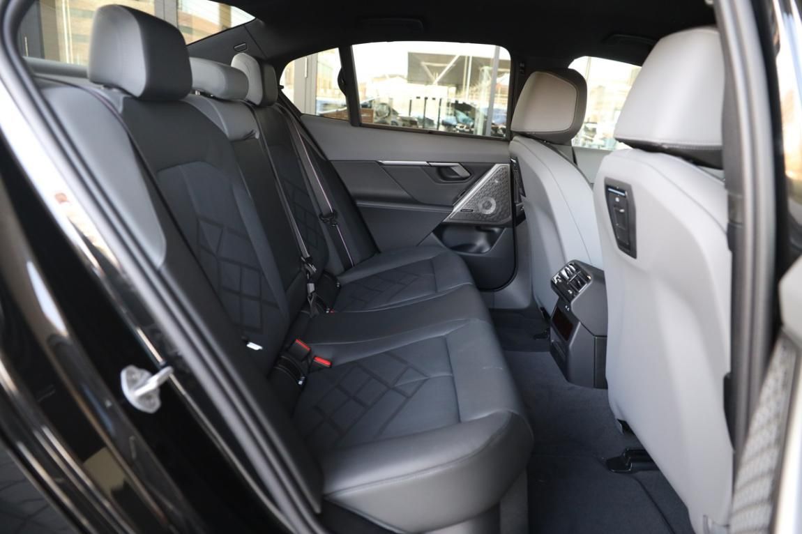 BMW i5, M60 xDrive sedan - fotka 6