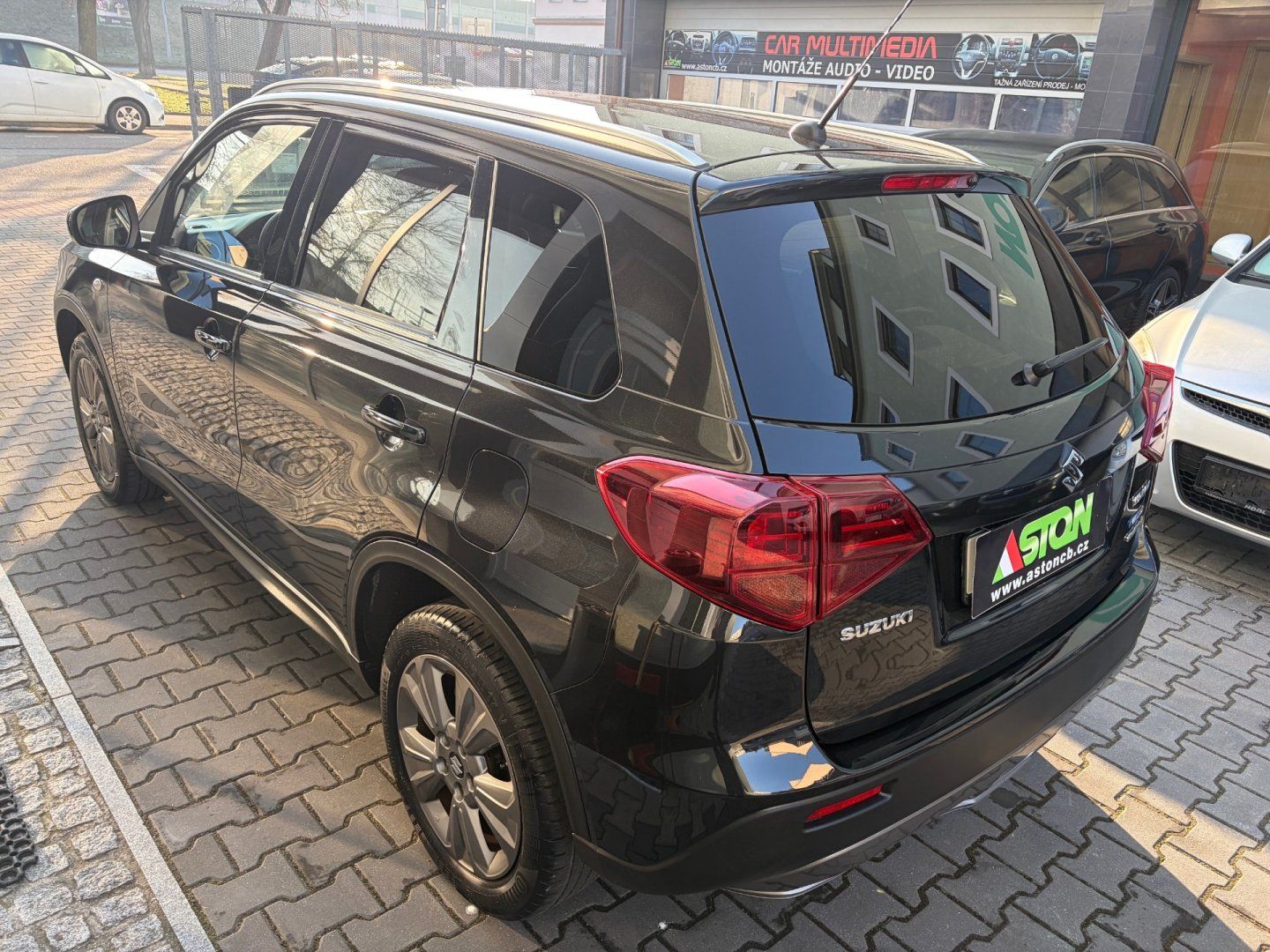 Suzuki Vitara, 1,4i -hybrid,95kW,4x4,serviska - fotka 5