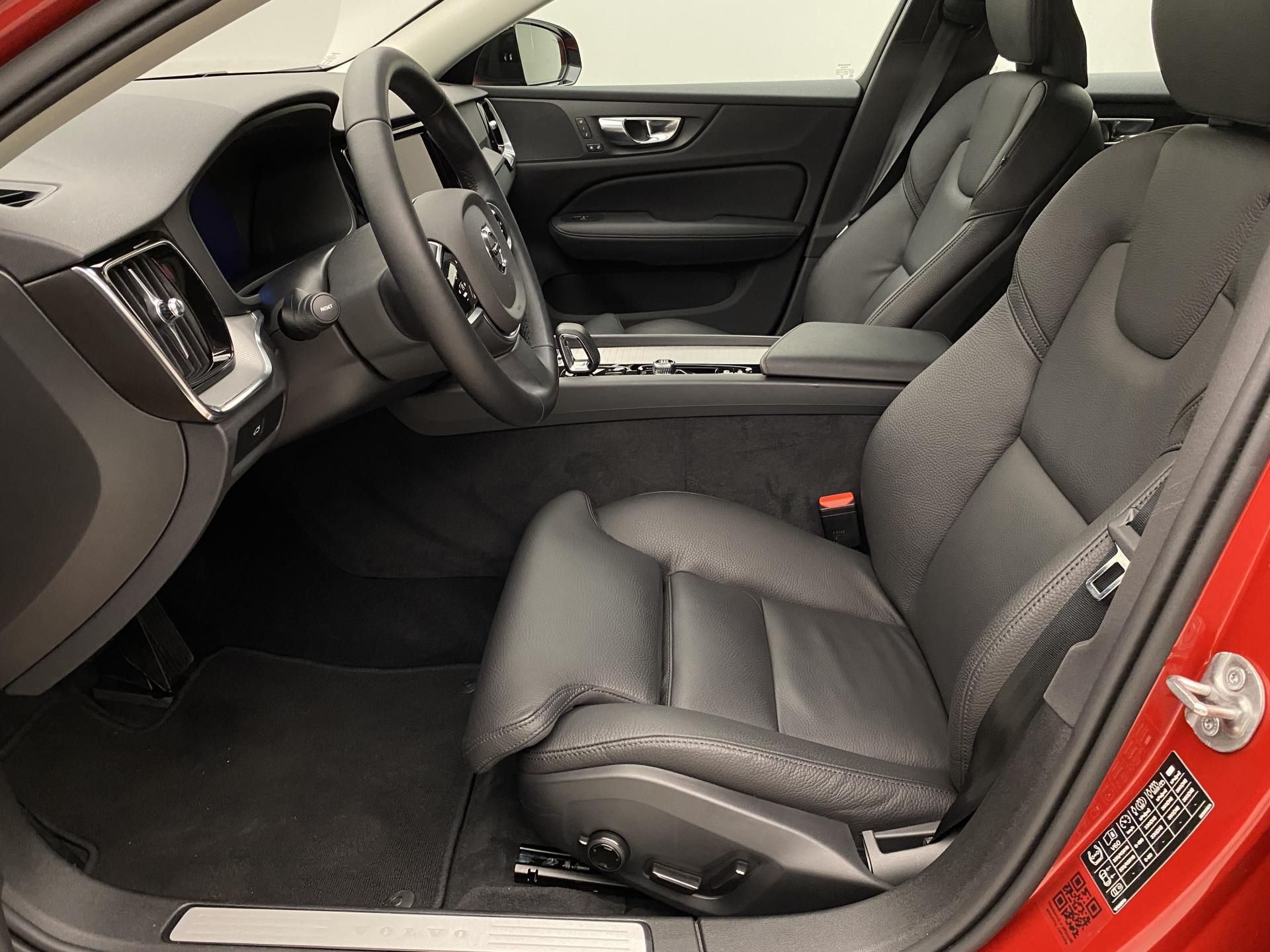 Volvo V60, B4 DARK PLUS AUT CZ - fotka 2