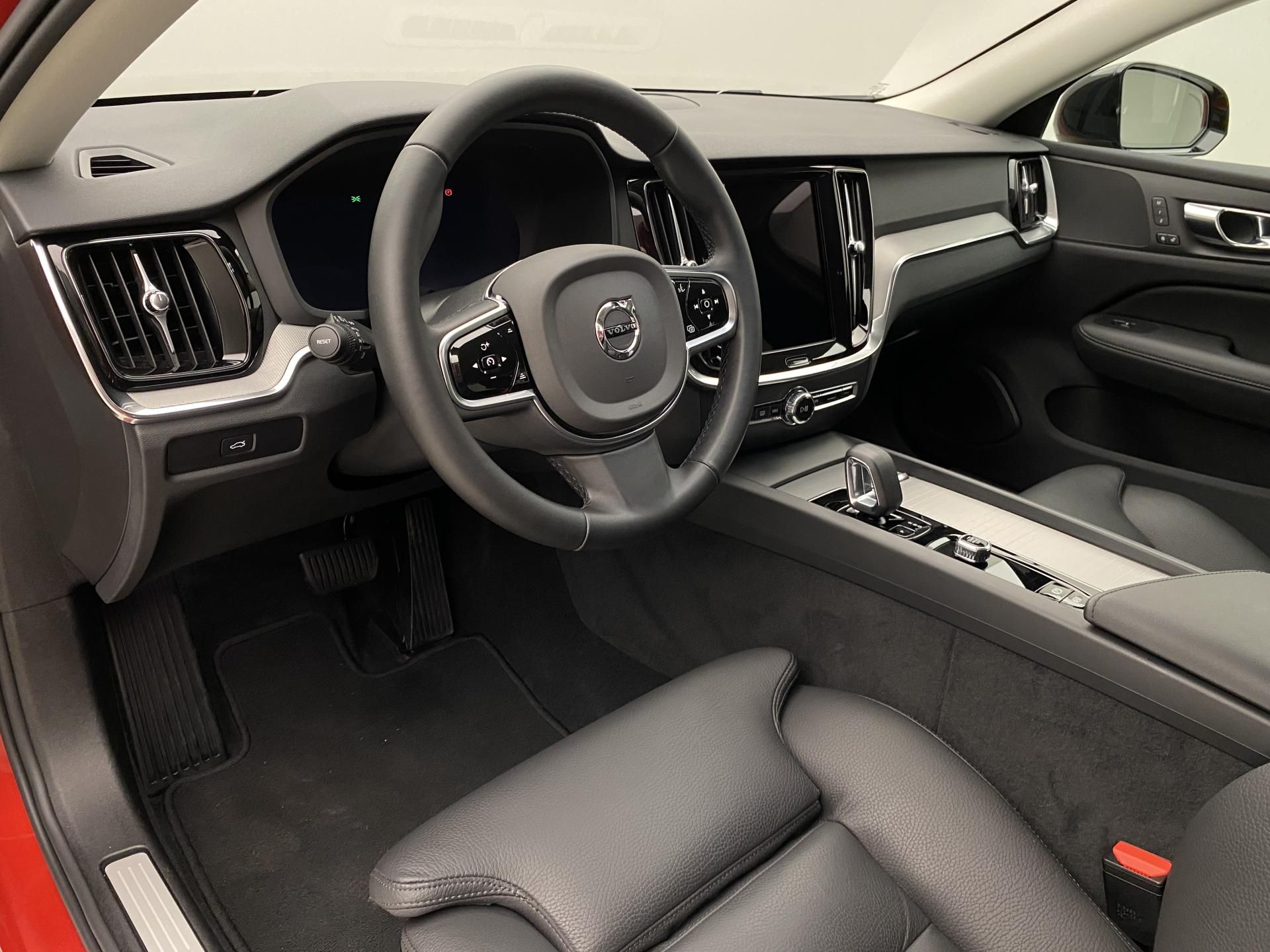Volvo V60, B4 DARK PLUS AUT CZ - fotka 3