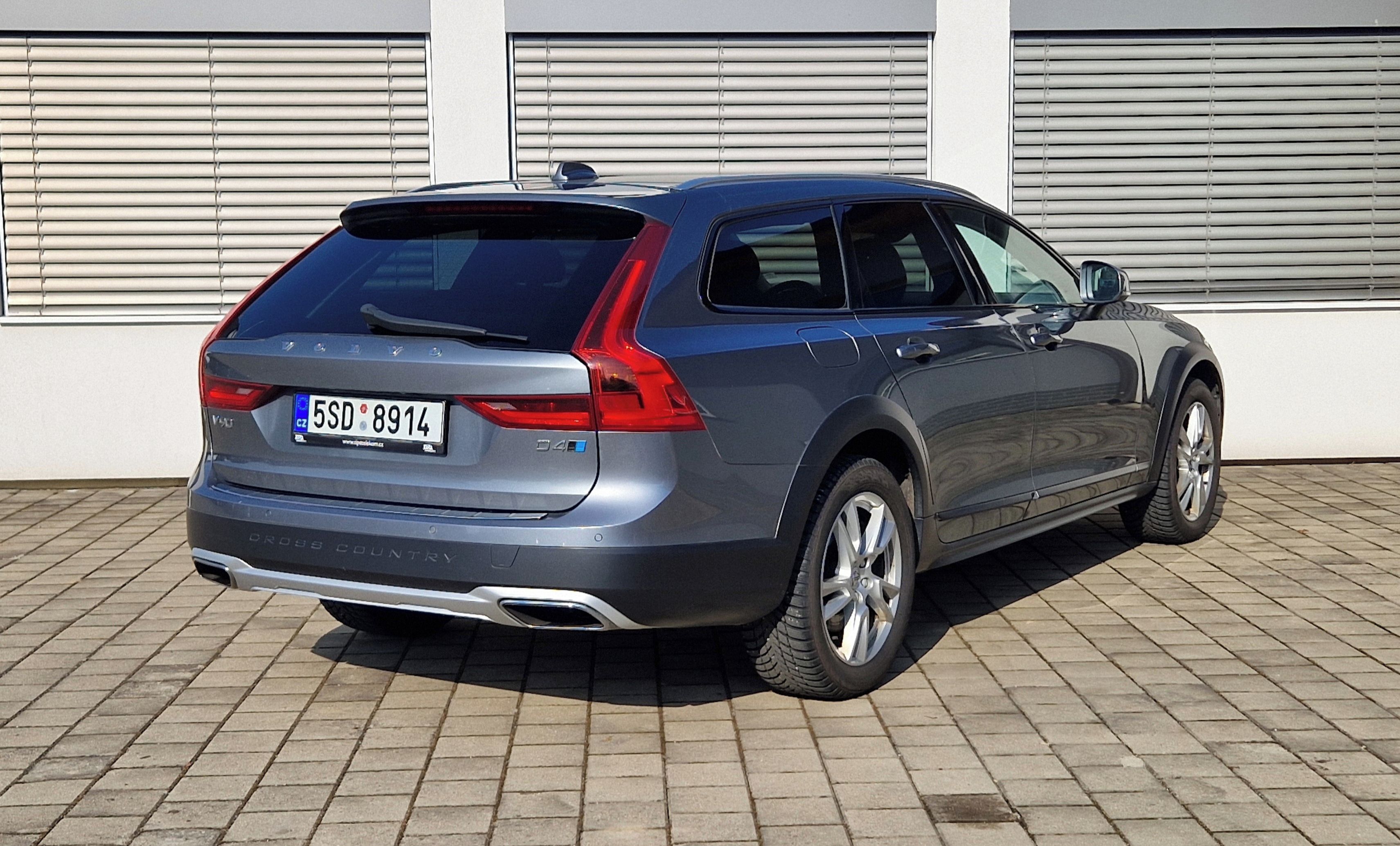 Volvo V90, Cross Country, D4, 140 kW - fotka 5