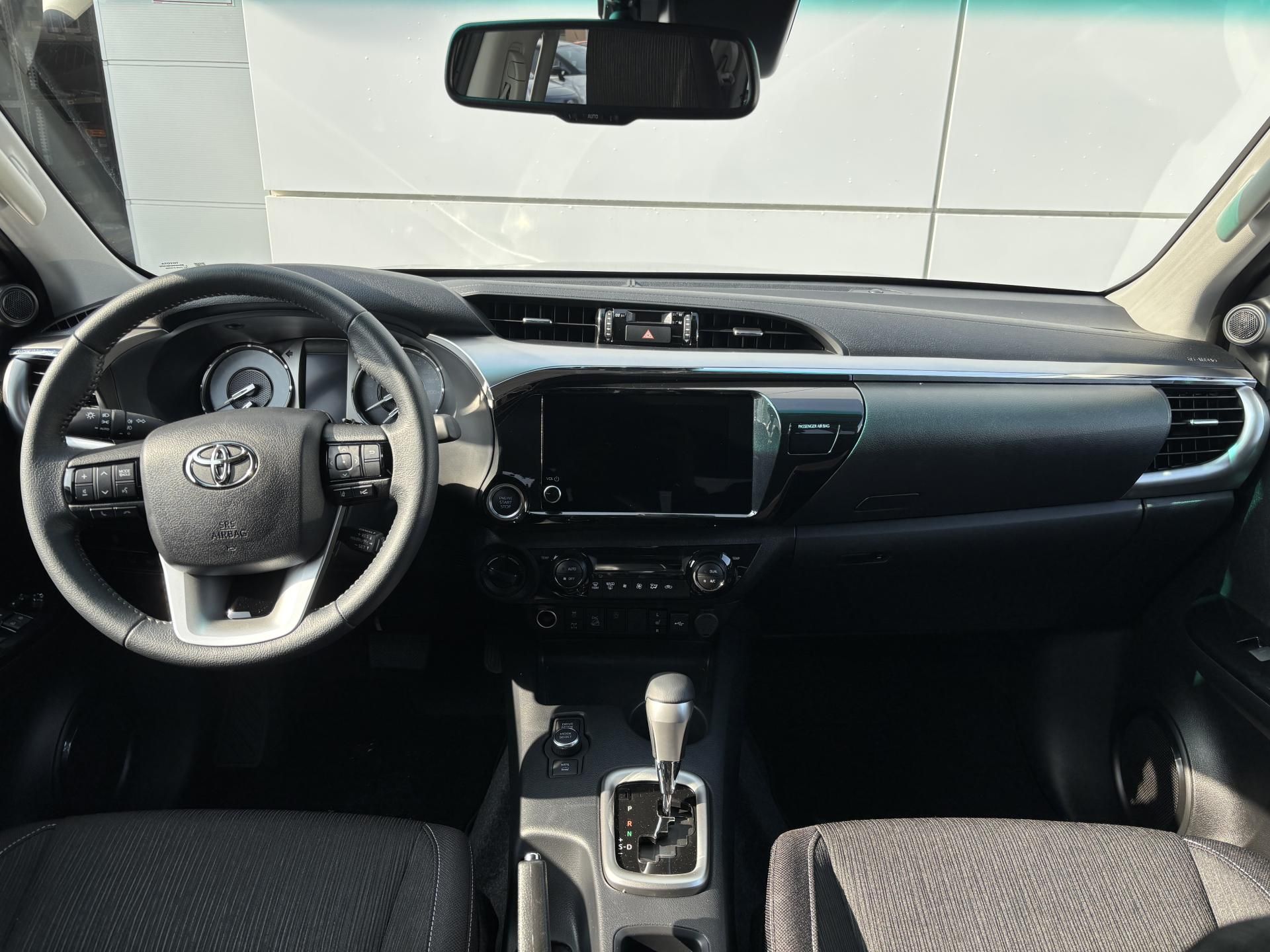 Toyota Hilux, DOUBLE CAB 2,8D Executive 4x4 - fotka 5