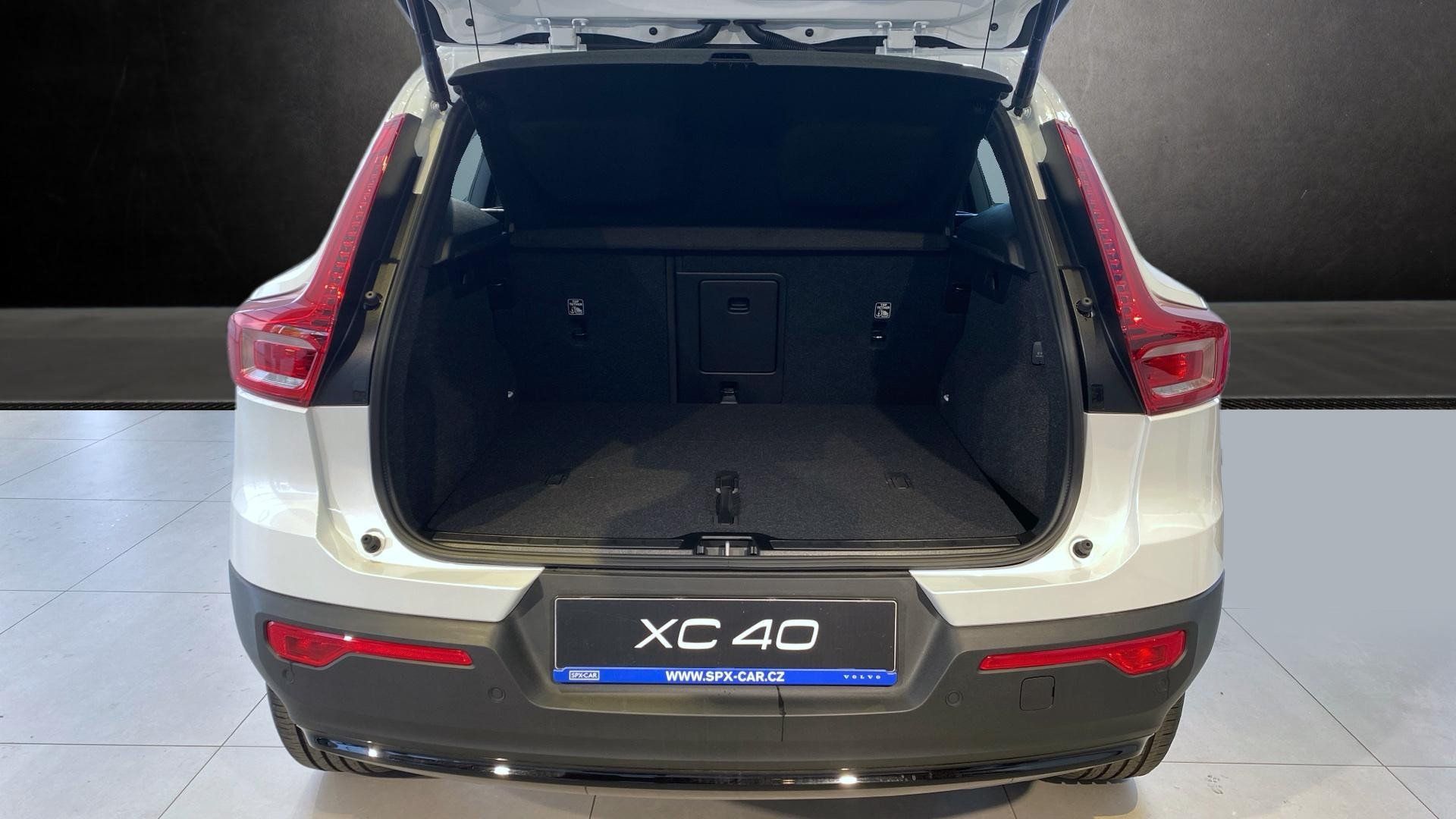Volvo XC40, PLUS DARK, B4 FWD, 145+10 kW / - fotka 5