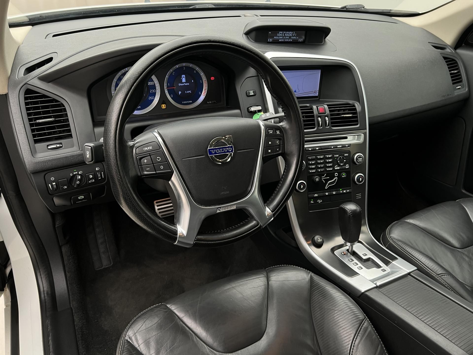 Volvo XC60, D5 AWD R-DESIGN AUT - fotka 4