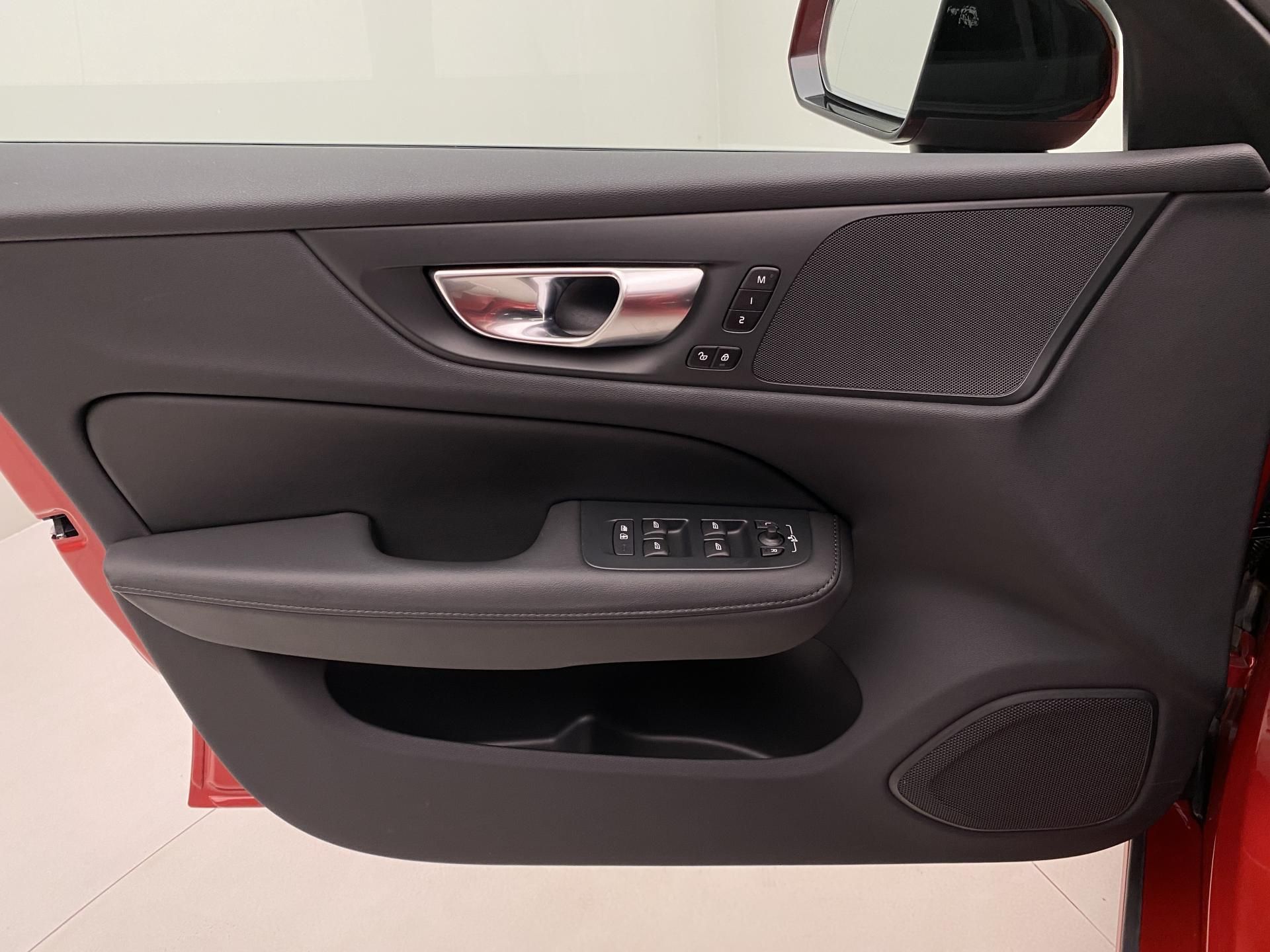 Volvo V60, B4 DARK PLUS AUT CZ - fotka 6