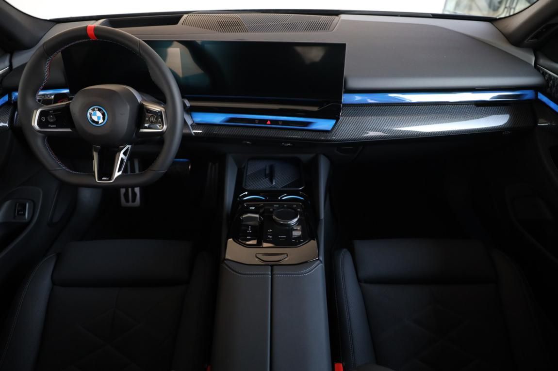 BMW i5, M60 xDrive sedan - fotka 5