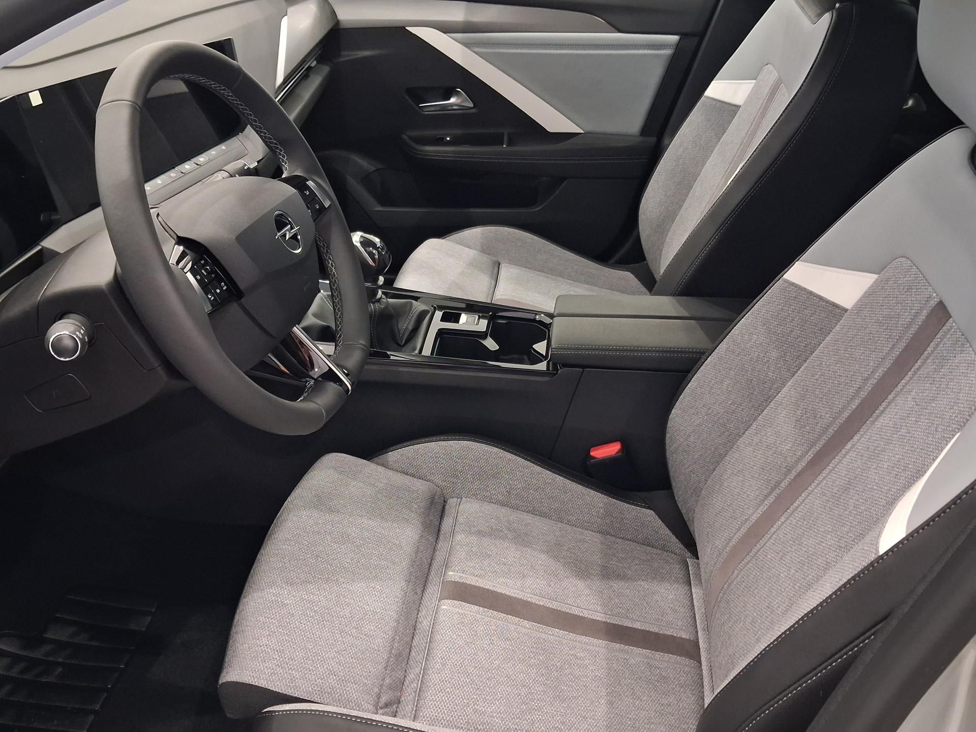 Opel Astra, 1.2 TURBO Elegance - fotka 6