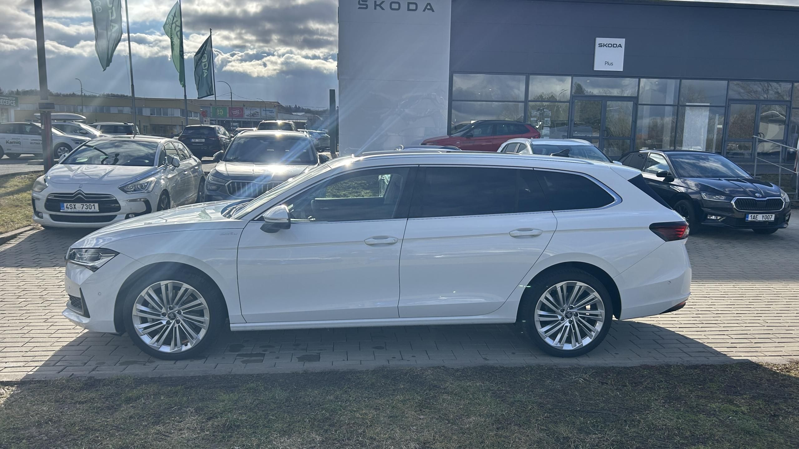 Škoda Superb, TDI, 4x4, DSG, L&K, PANO,NEZ.T - fotka 2