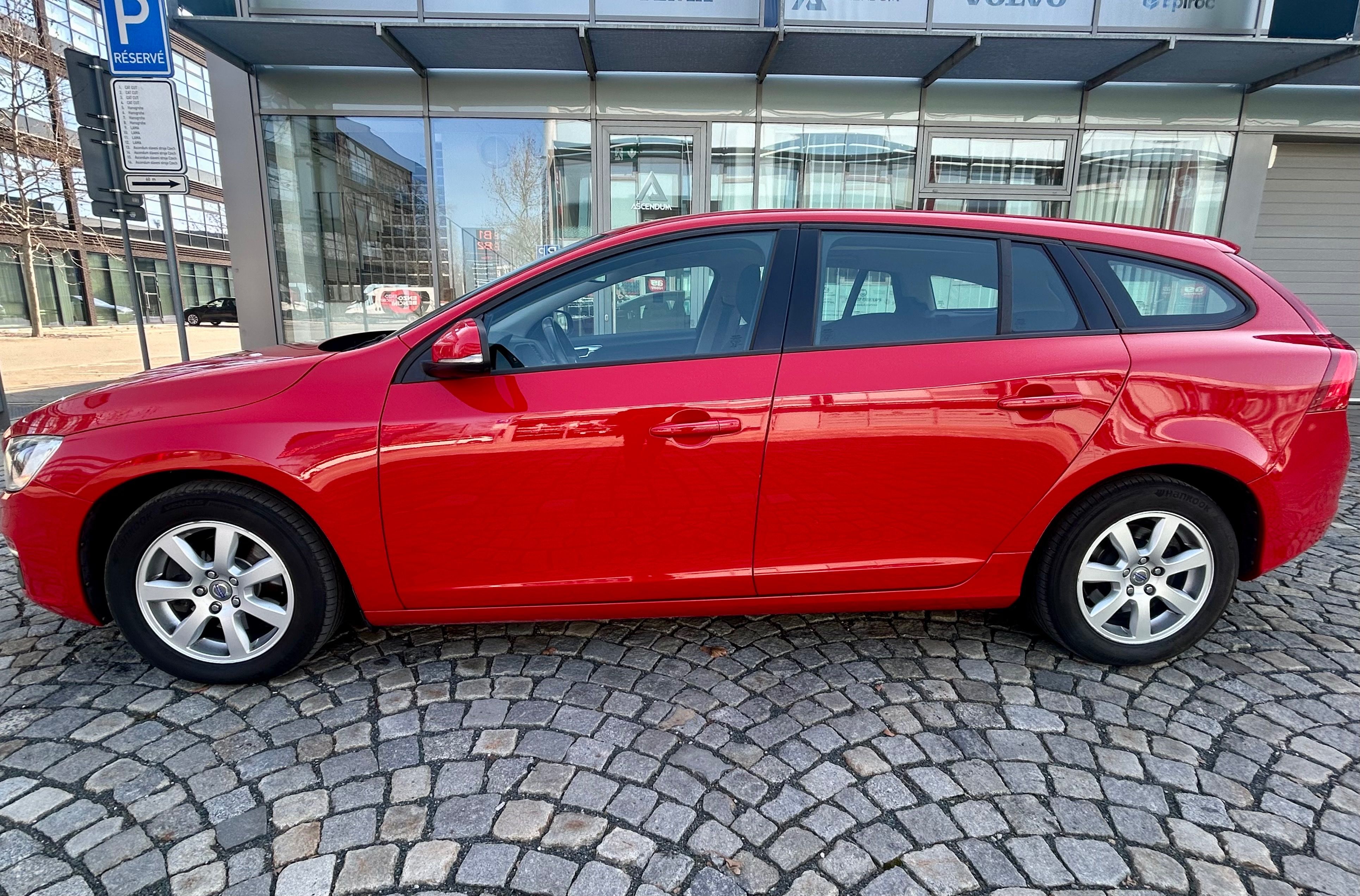 Volvo V60, 2.0D4 120KW 5VÁLEC- XENON-NAVI - fotka 5