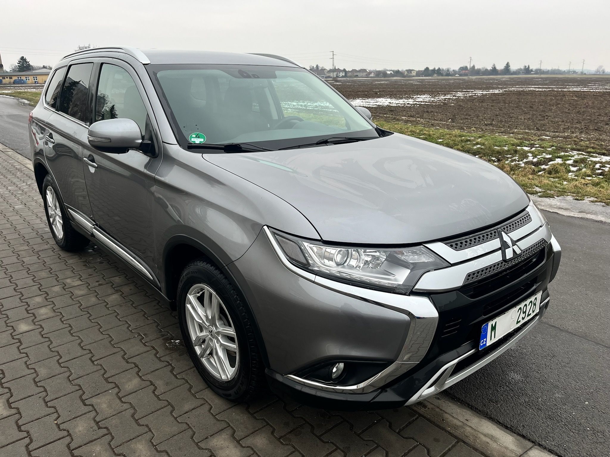 Mitsubishi Outlander, 2,0i benzin 110kw 45000km!!! - fotka 6