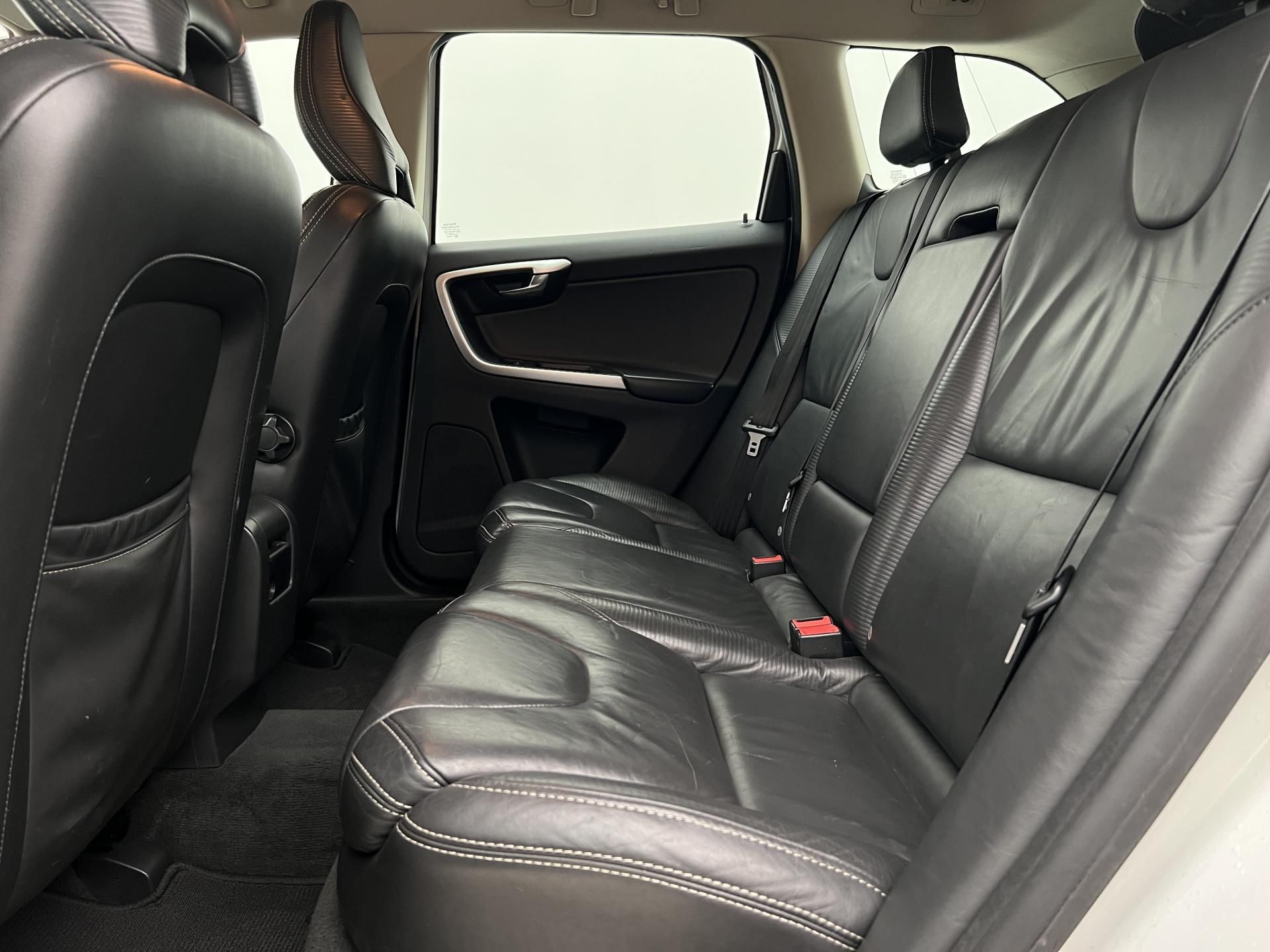 Volvo XC60, D5 AWD R-DESIGN AUT - fotka 6