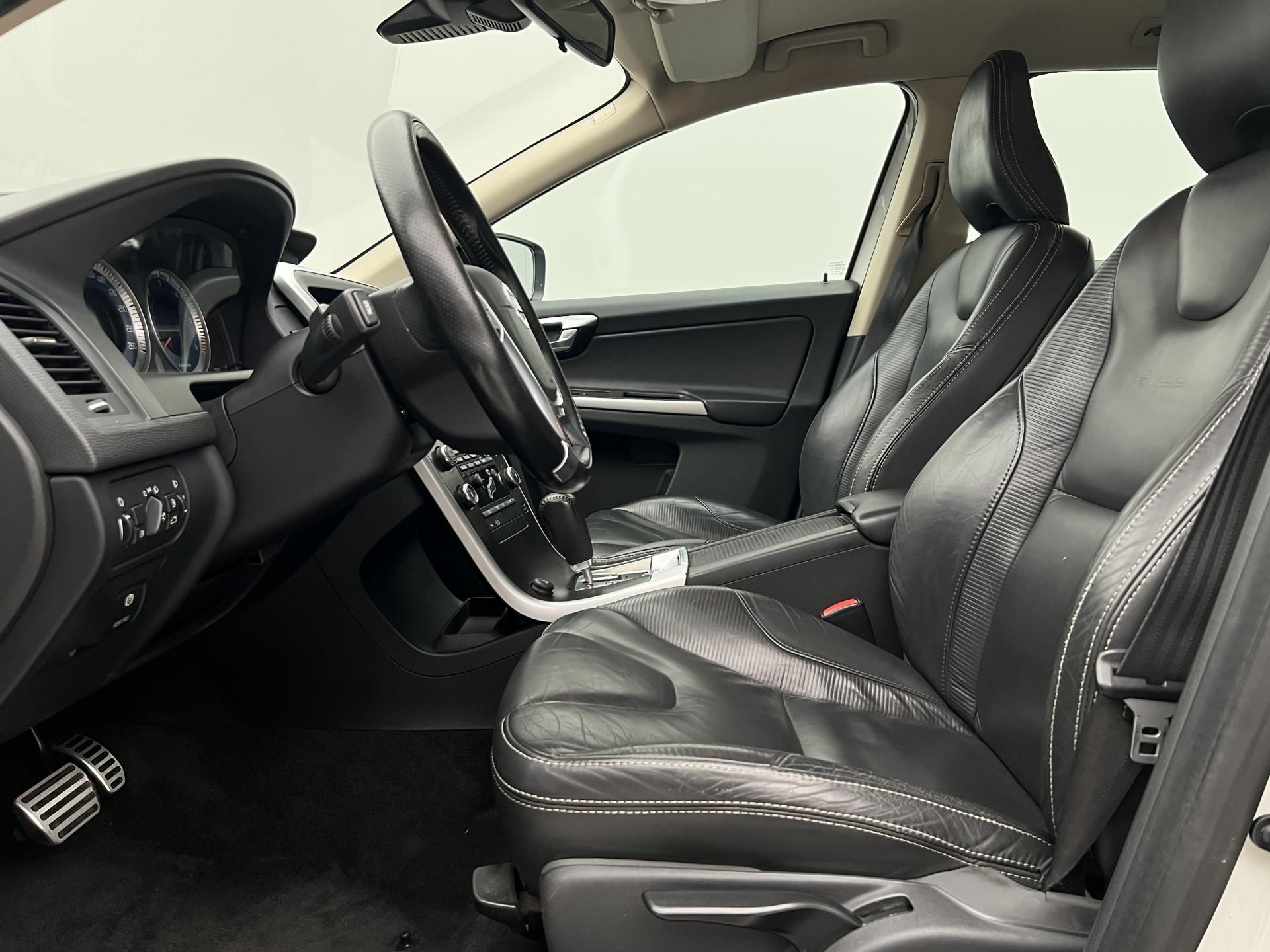 Volvo XC60, D5 AWD R-DESIGN AUT - fotka 3