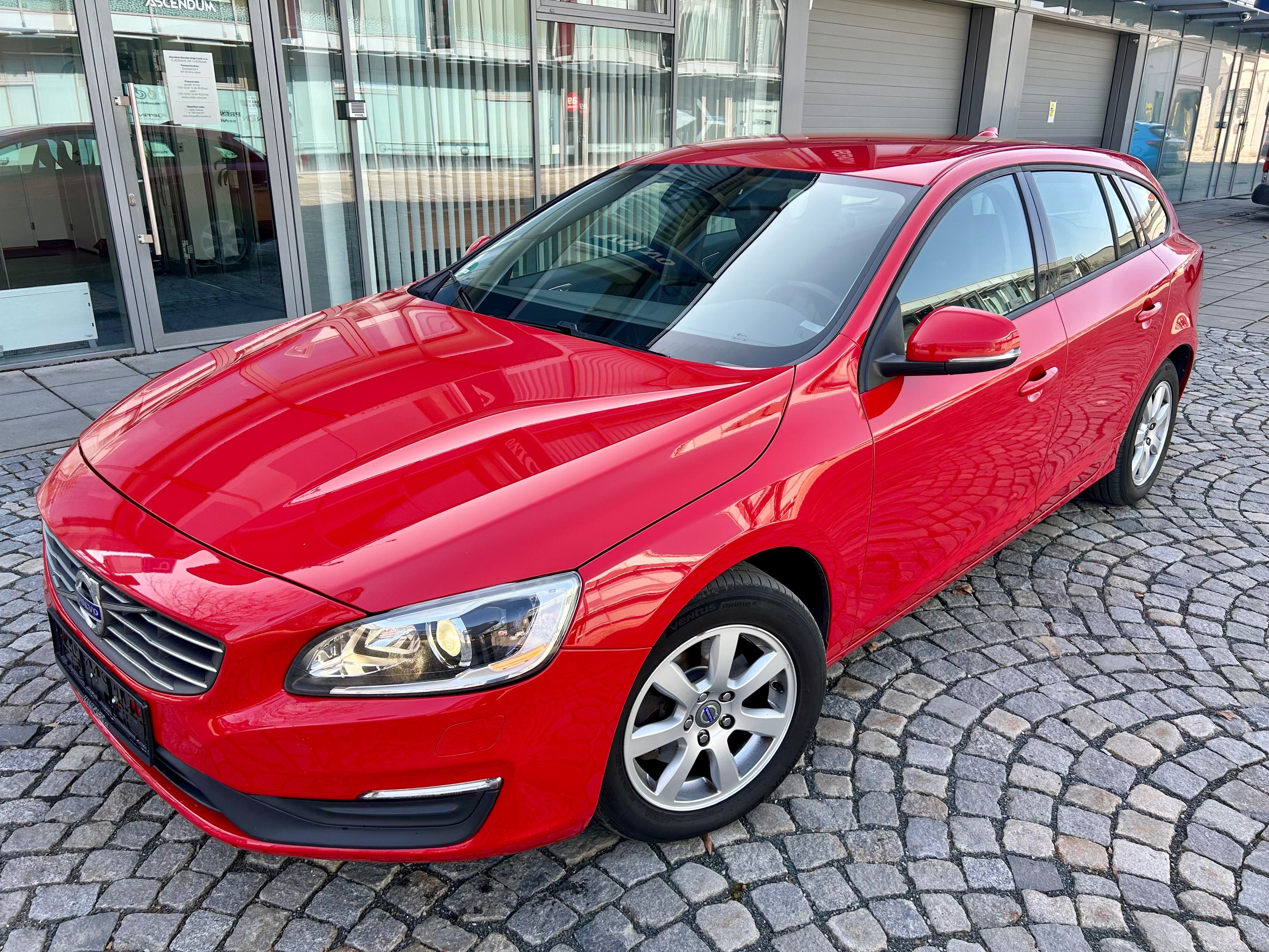 Volvo V60, 2.0D4 120KW 5VÁLEC- XENON-NAVI - fotka 3