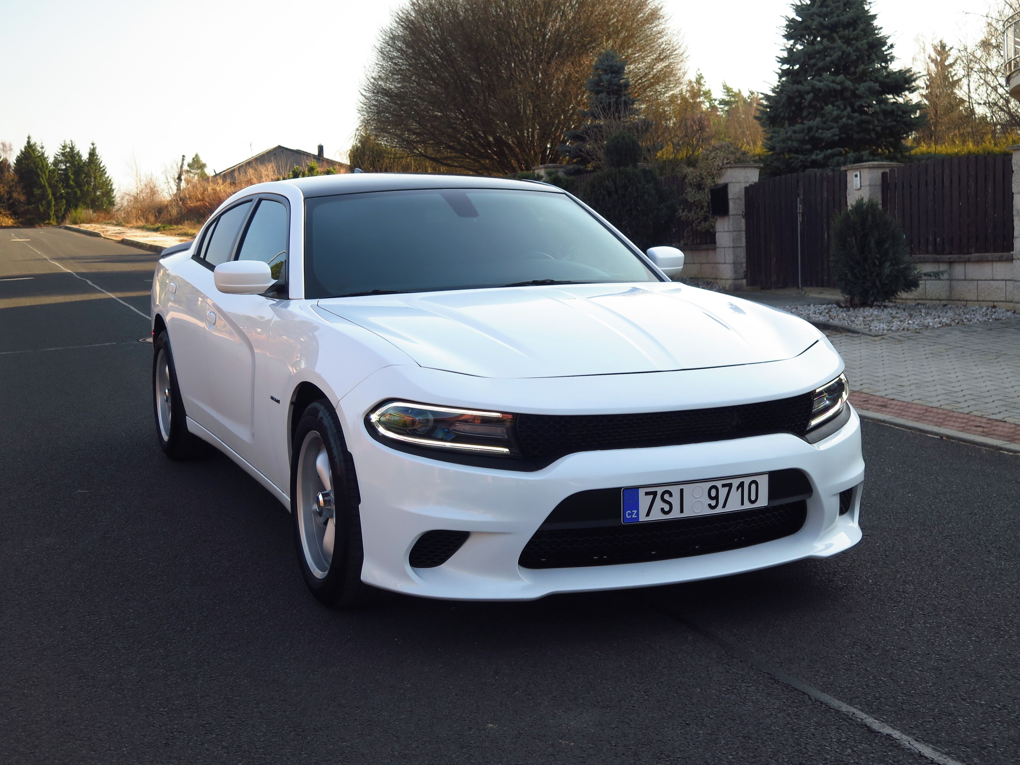 Dodge Charger, SRT vzhled - 5.7 HEMI V8 - DPH - fotka 3